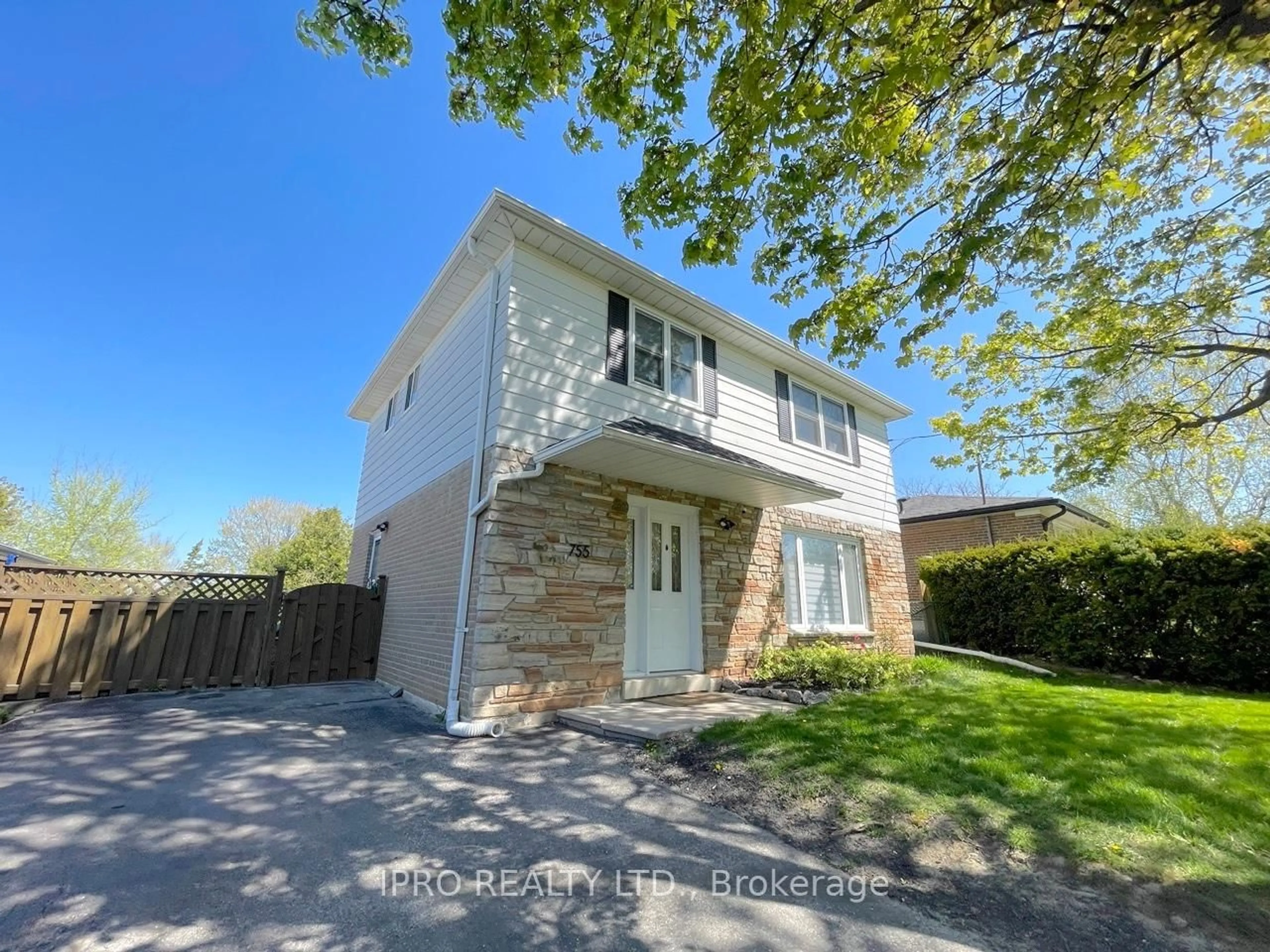 A pic from outside/outdoor area/front of a property/back of a property/a pic from drone, street for 755 Botany Hill Cres, Newmarket Ontario L3Y 3A7