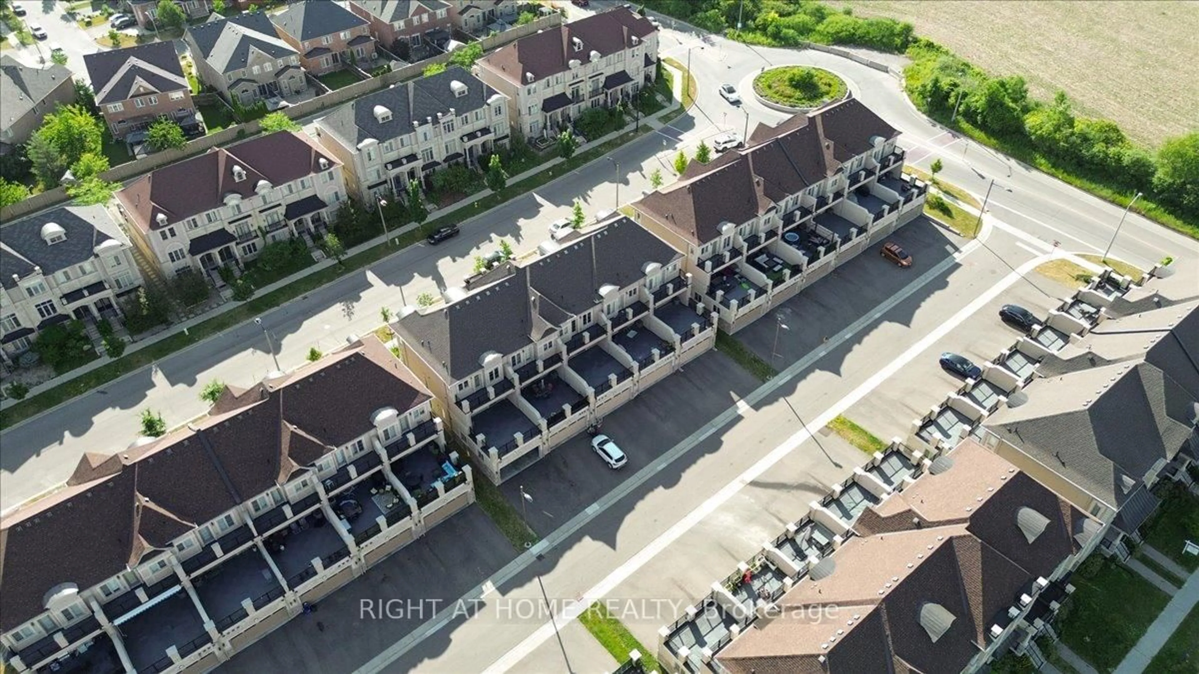 A pic from outside/outdoor area/front of a property/back of a property/a pic from drone, street for 93 Grand Trunk Ave, Vaughan Ontario L6A 5B3