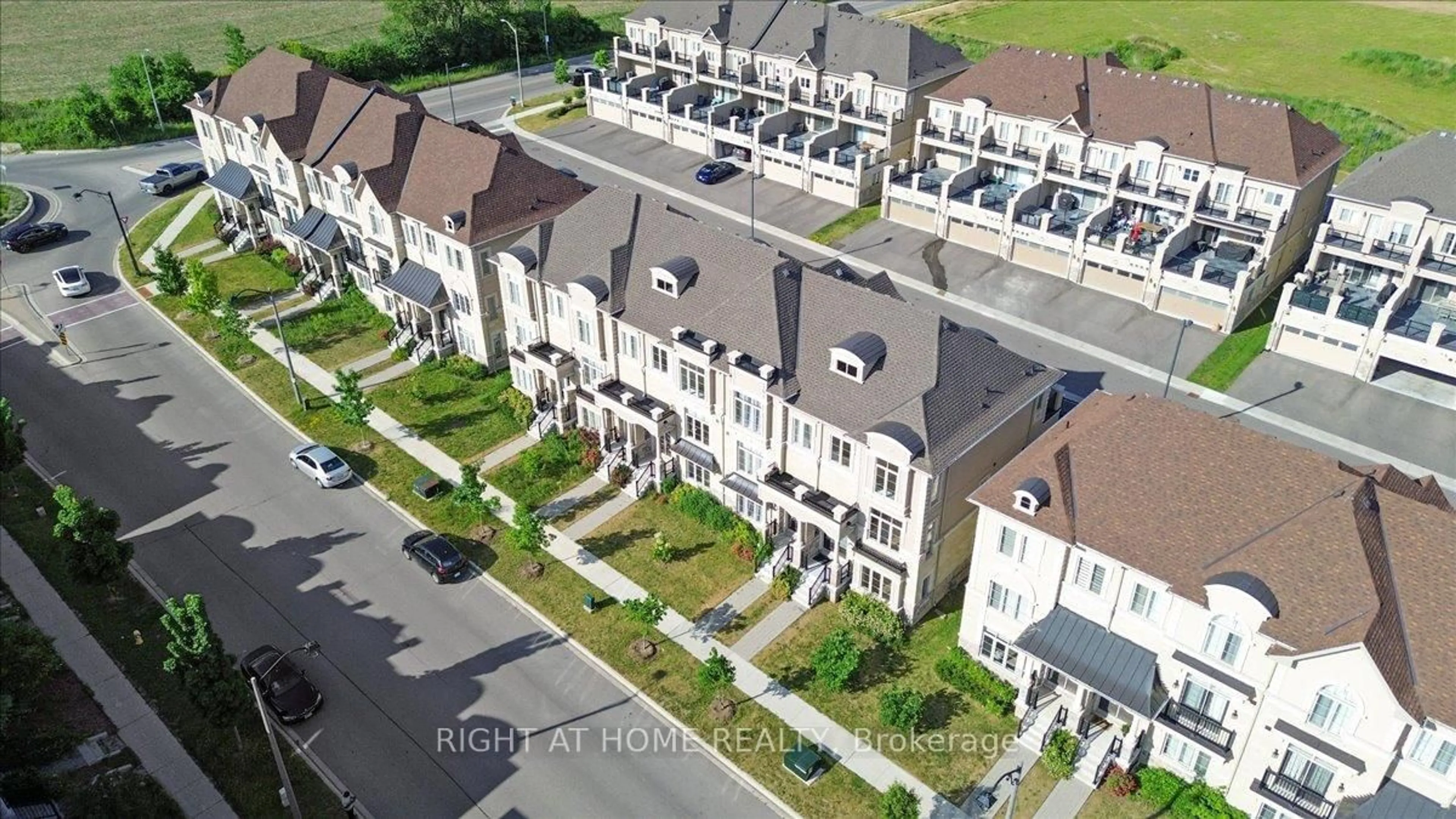 A pic from outside/outdoor area/front of a property/back of a property/a pic from drone, street for 93 Grand Trunk Ave, Vaughan Ontario L6A 5B3