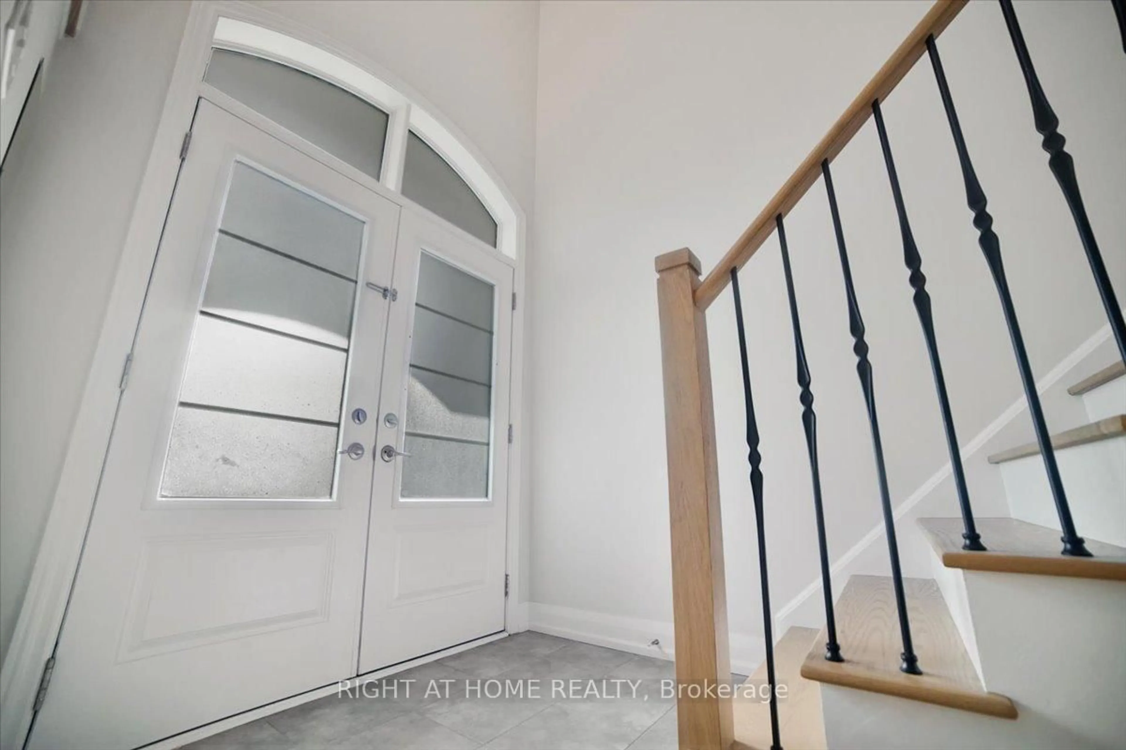Indoor entryway for 93 Grand Trunk Ave, Vaughan Ontario L6A 5B3