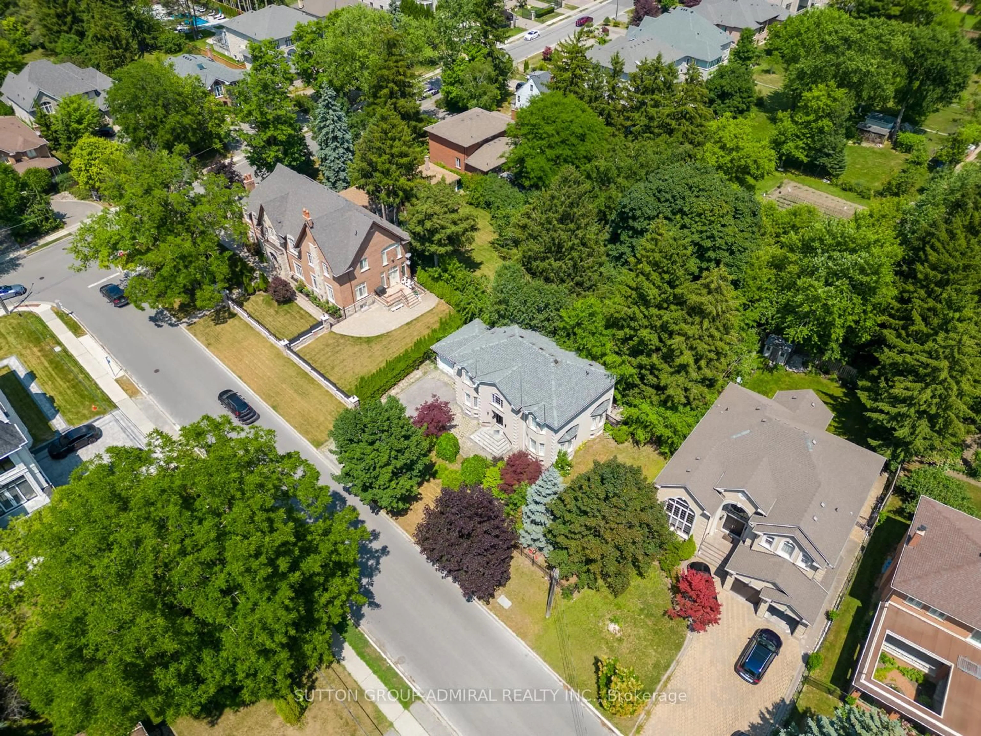 A pic from outside/outdoor area/front of a property/back of a property/a pic from drone, street for 49 Pearson Ave, Richmond Hill Ontario L4C 6T3