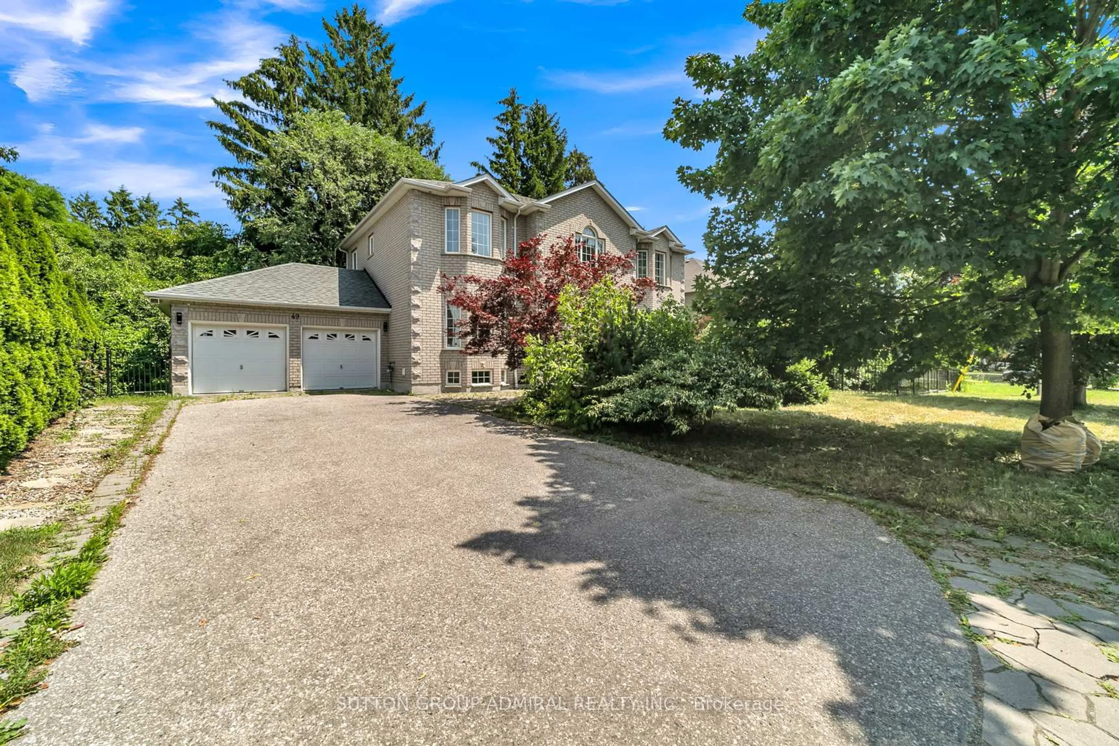 A pic from outside/outdoor area/front of a property/back of a property/a pic from drone, street for 49 Pearson Ave, Richmond Hill Ontario L4C 6T3