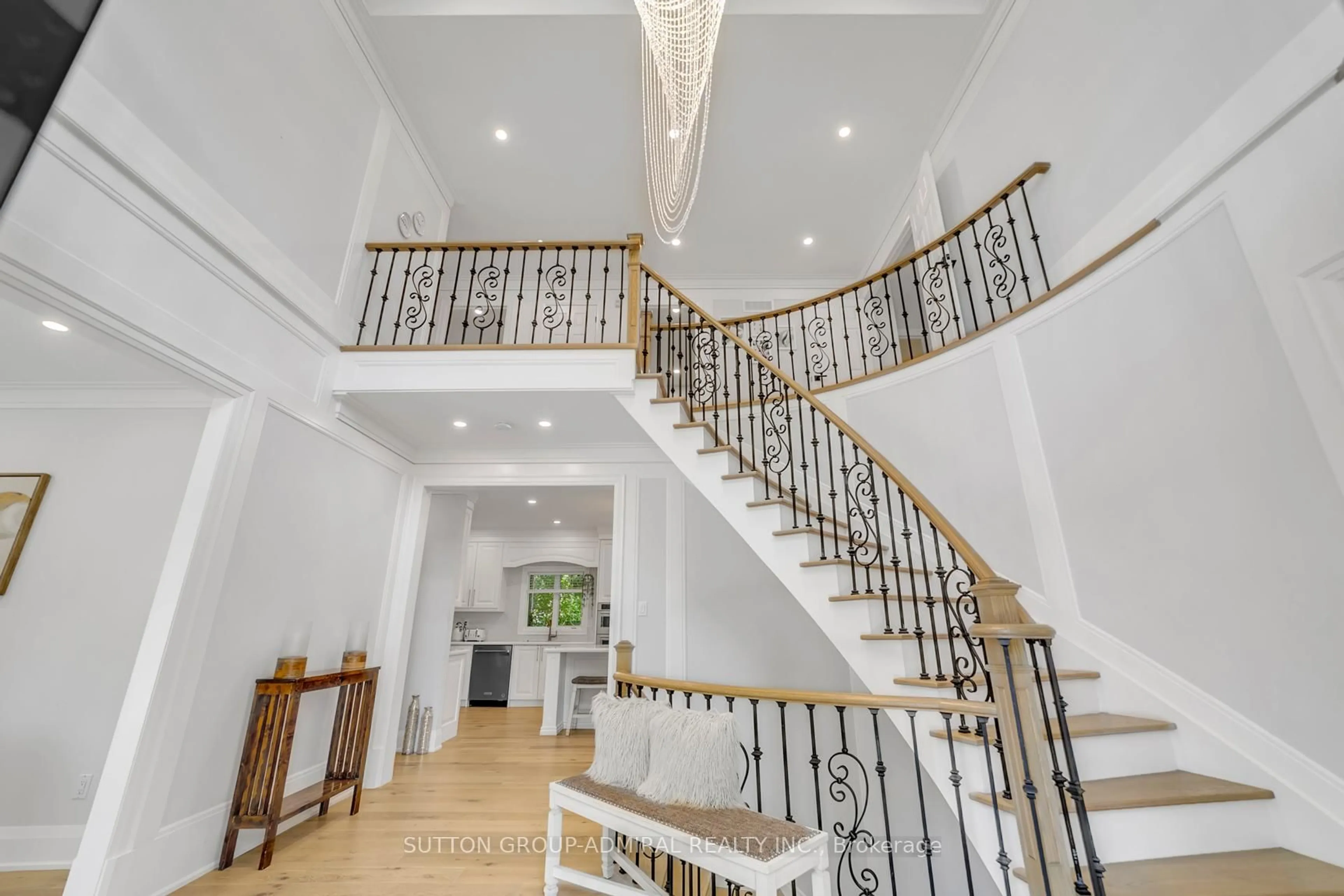 Indoor foyer for 49 Pearson Ave, Richmond Hill Ontario L4C 6T3