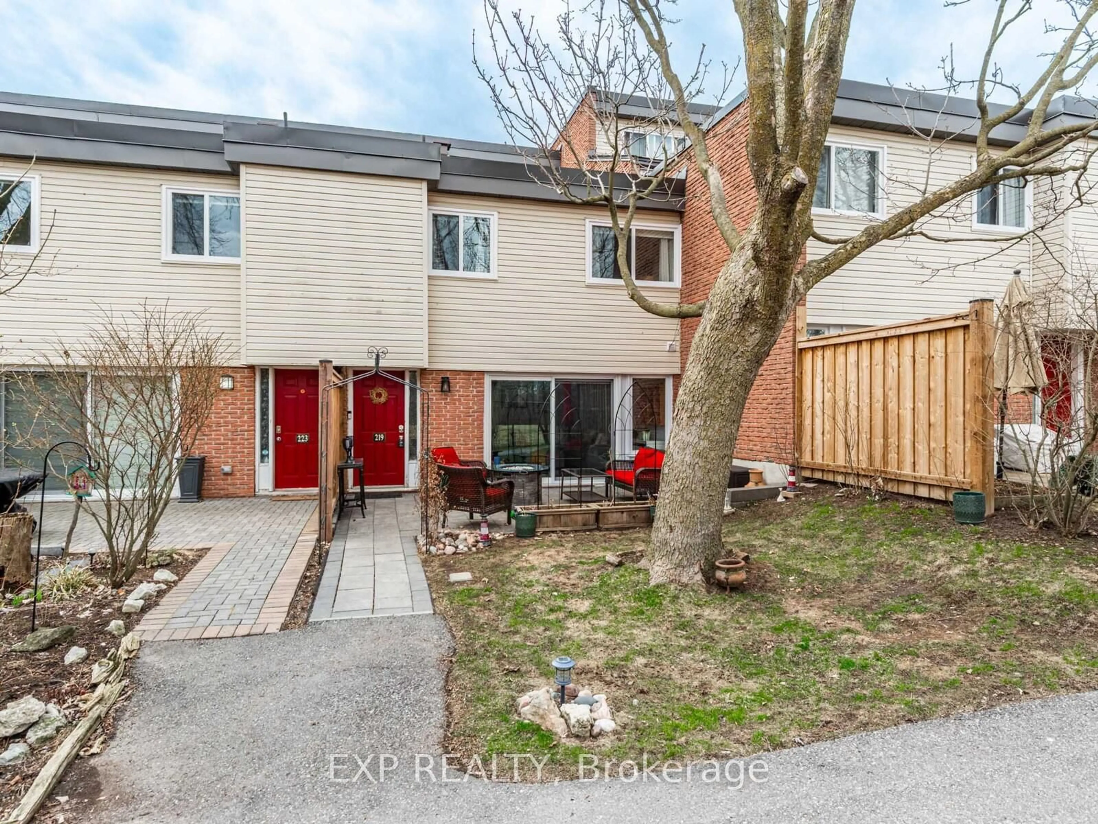 A pic from outside/outdoor area/front of a property/back of a property/a pic from drone, street for 219 Milestone Cres, Aurora Ontario L4G 3M2