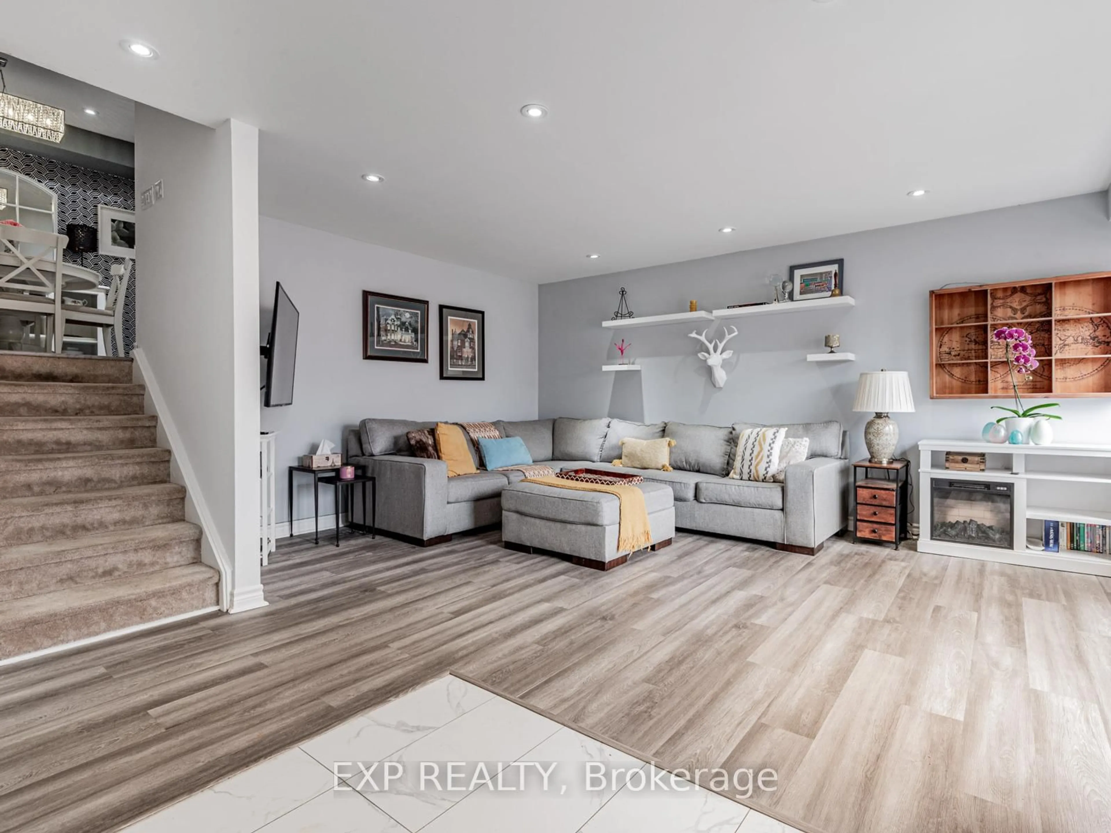 Living room with furniture, wood/laminate floor for 219 Milestone Cres, Aurora Ontario L4G 3M2
