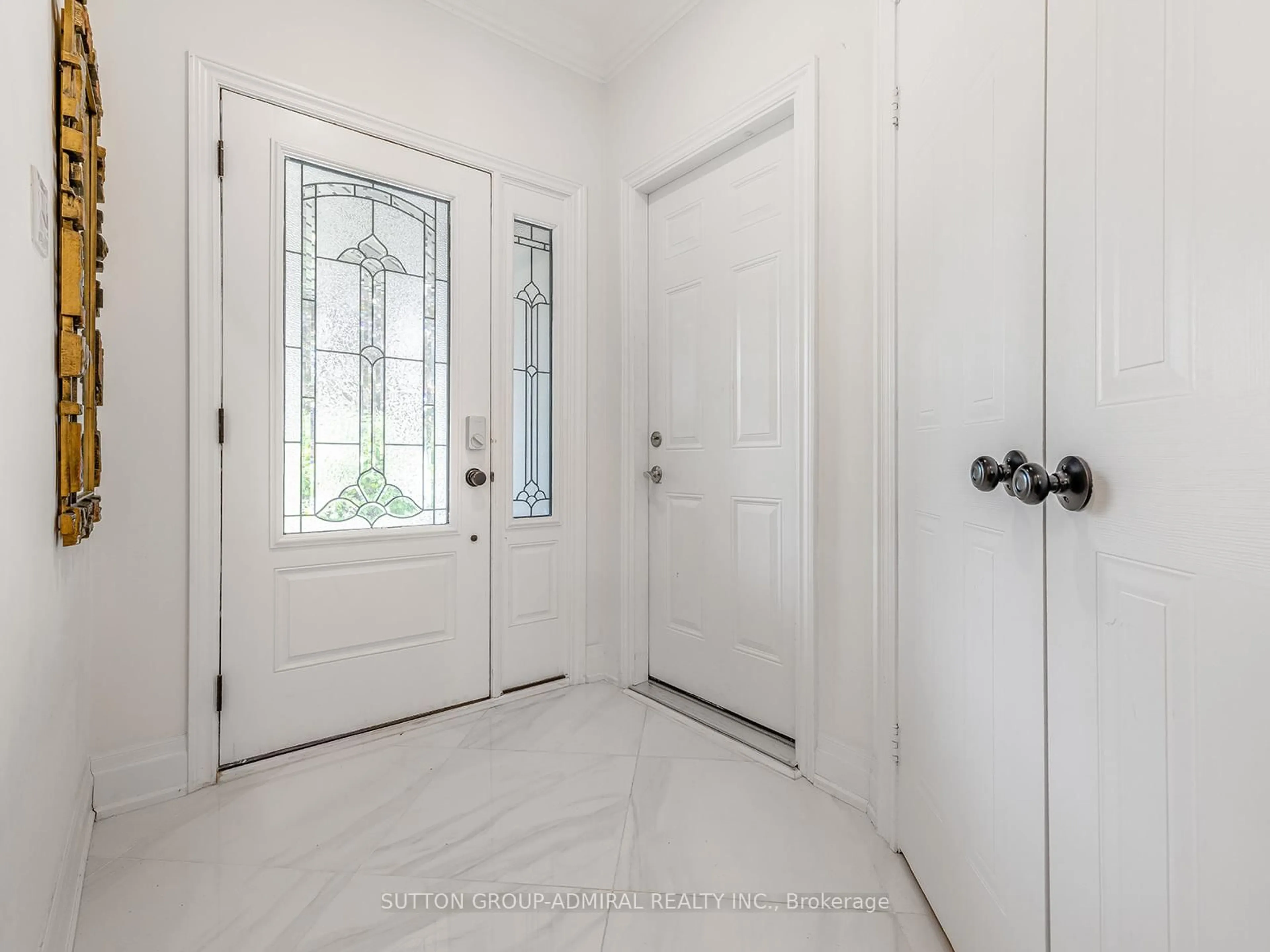 Indoor entryway for 263 Crossland Gate, Newmarket Ontario L3X 1B1