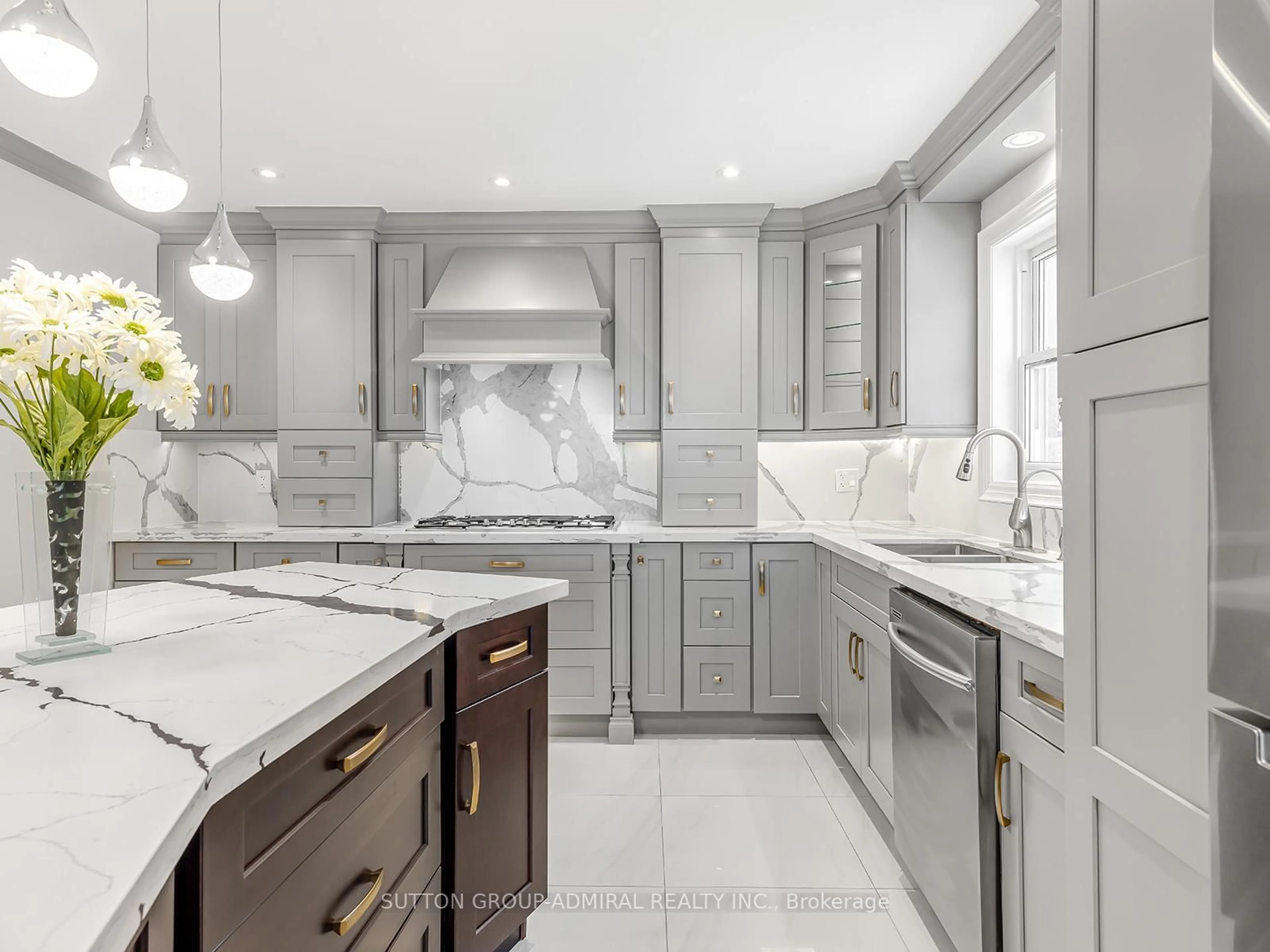 Contemporary kitchen, ceramic/tile floor for 263 Crossland Gate, Newmarket Ontario L3X 1B1