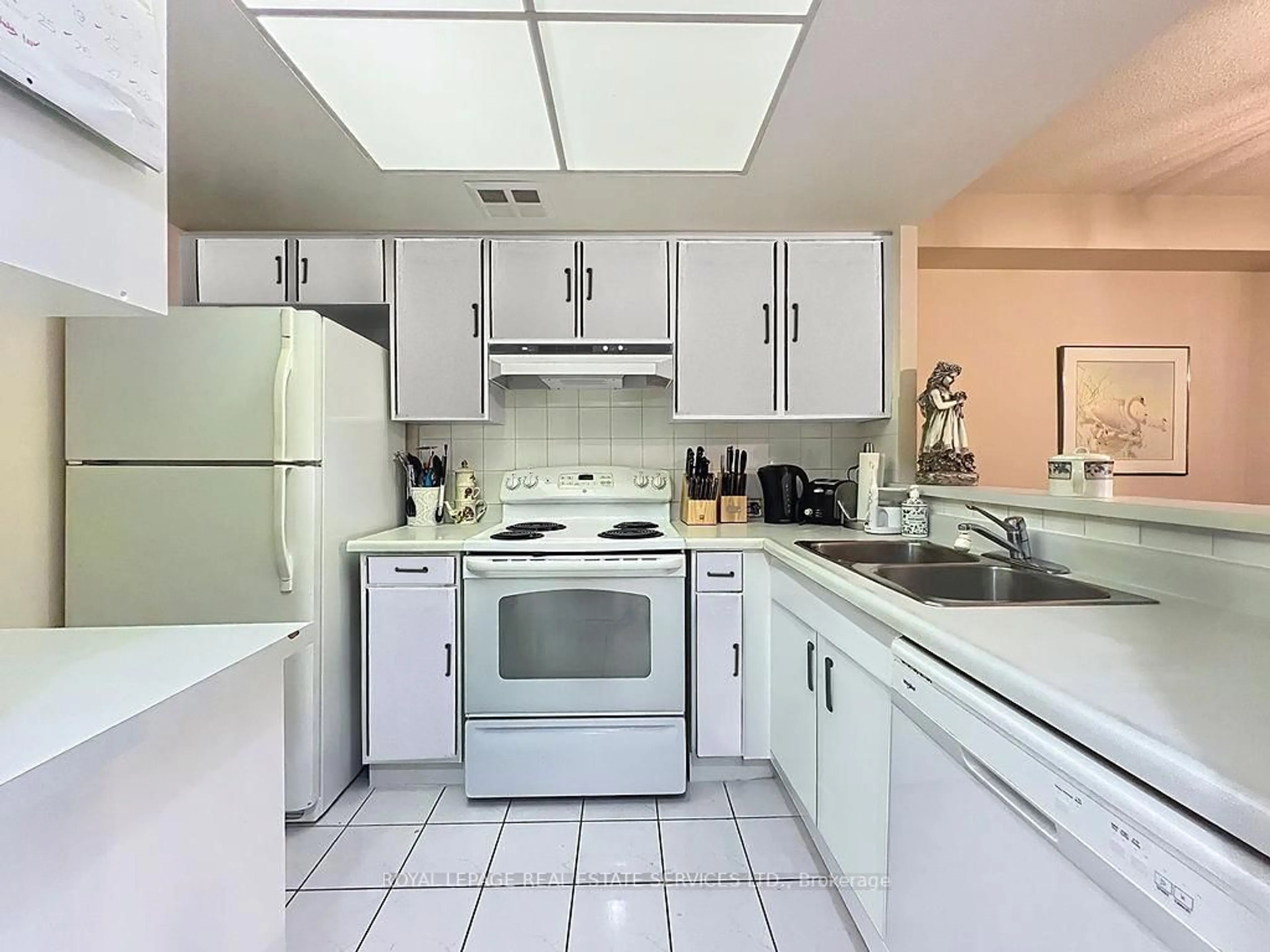Standard kitchen, ceramic/tile floor for 100 Observatory Lane #502, Richmond Hill Ontario L4C 1T4