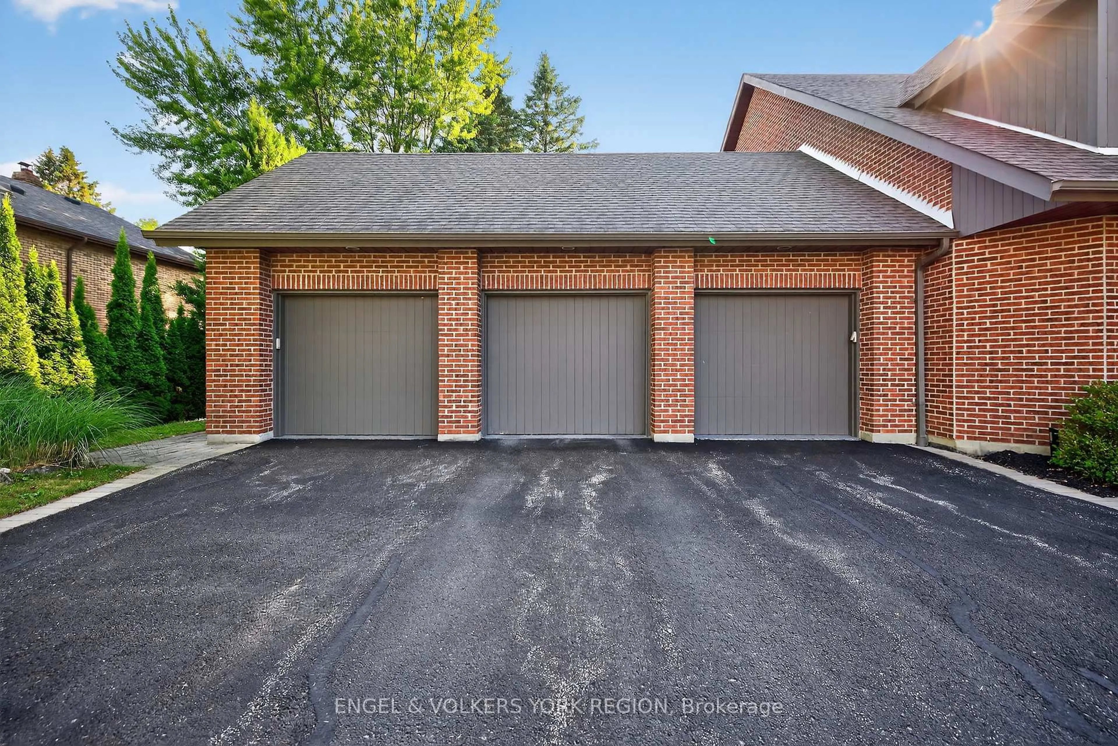 Indoor garage for 104 McClure Dr, King Ontario L7B 1B9