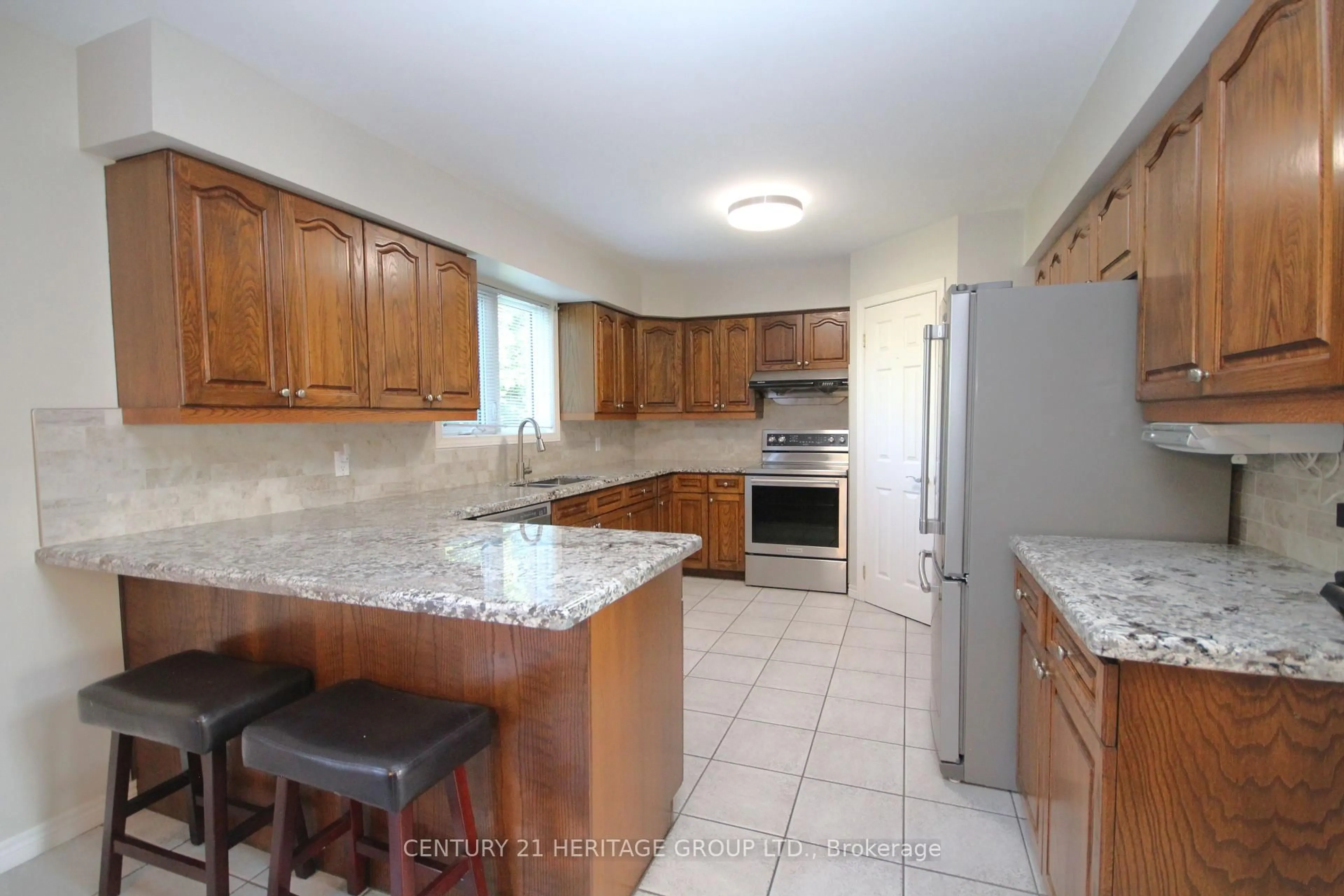 Standard kitchen, ceramic/tile floor for 306 Simcoe Rd, Bradford West Gwillimbury Ontario L3Z 1Y9