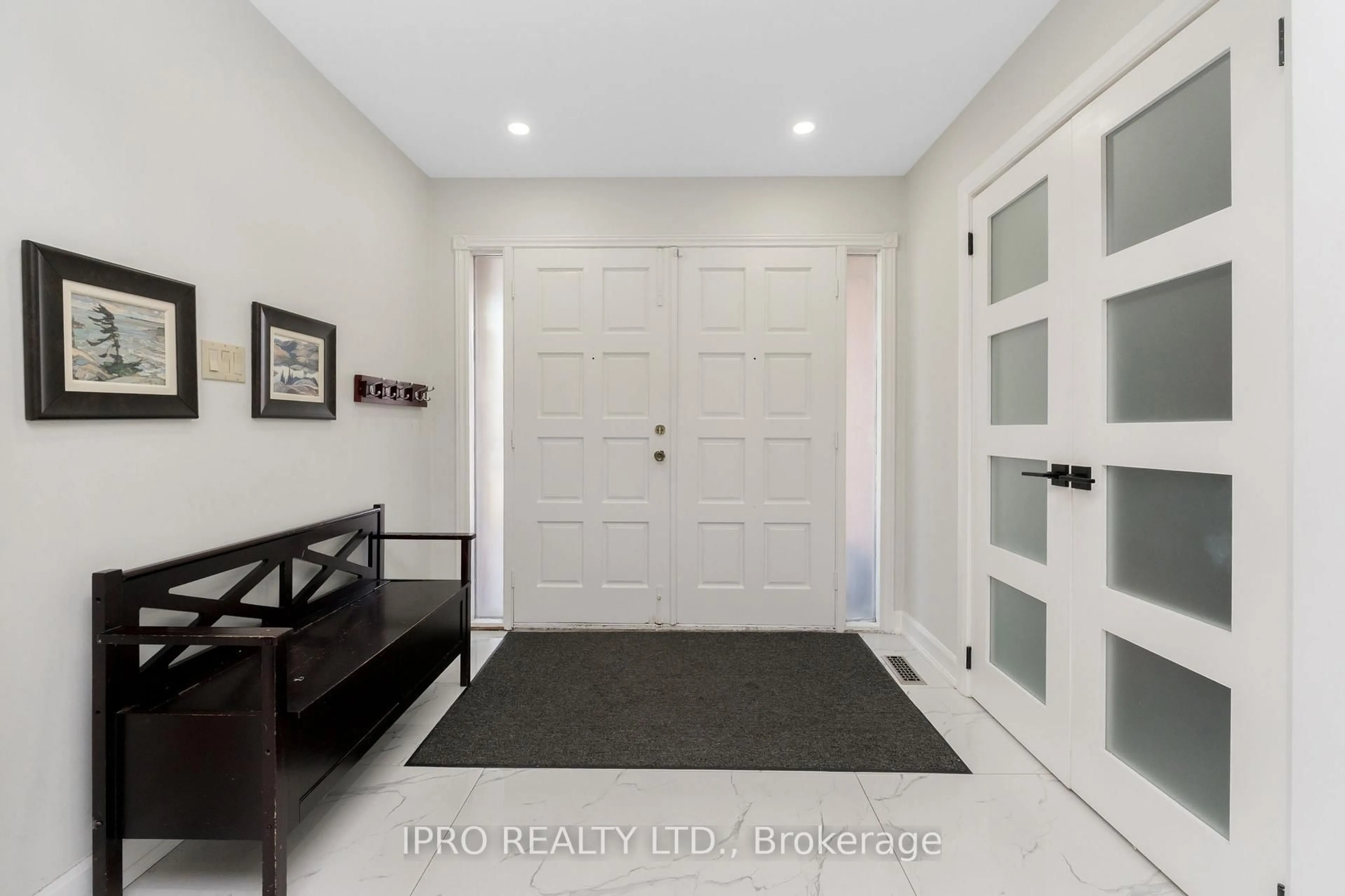 Indoor entryway for 108 Zinnia Pl, Vaughan Ontario L4L 6G5
