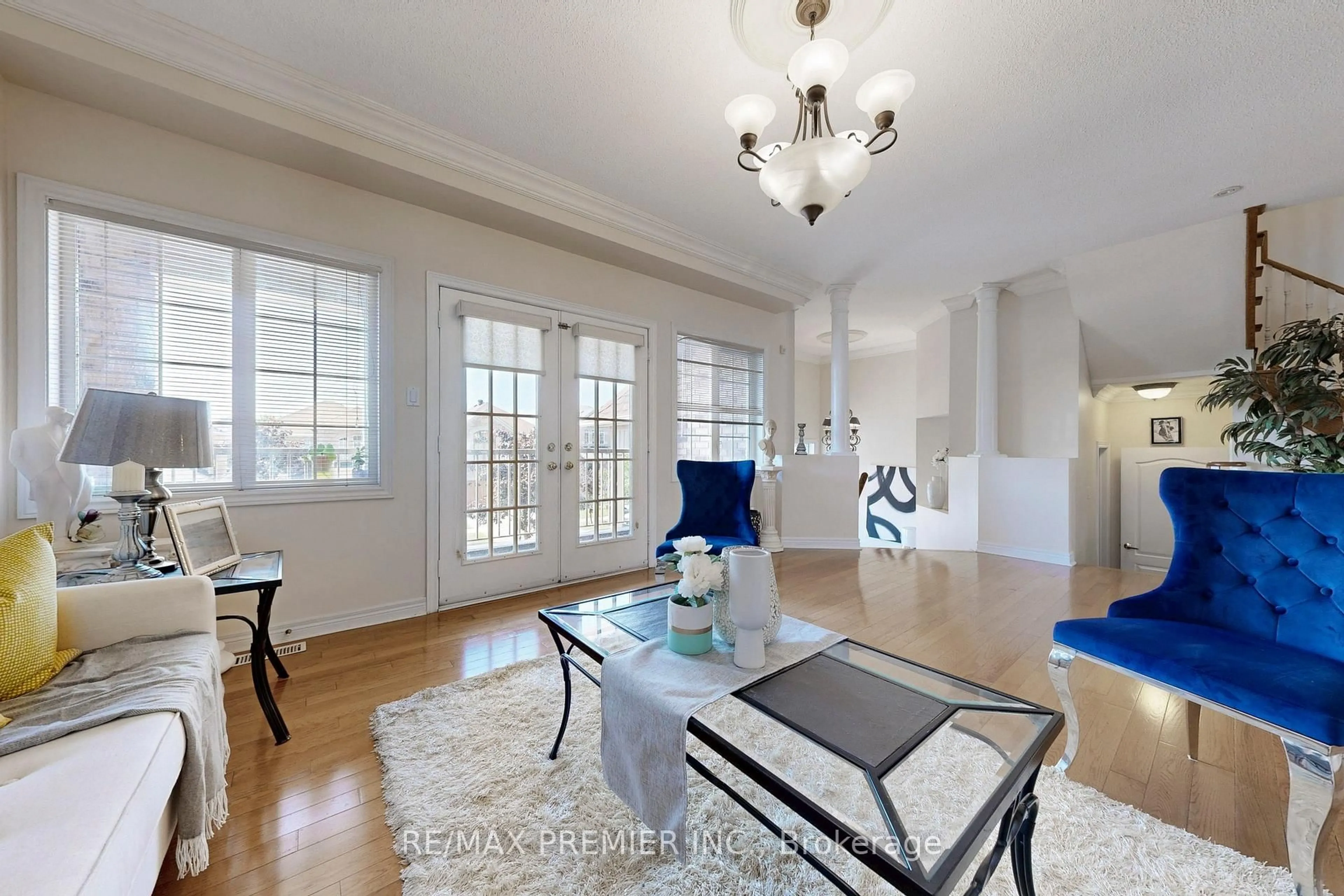 Living room with furniture, unknown for 46 Tierra Ave, Vaughan Ontario L6A 2Z4