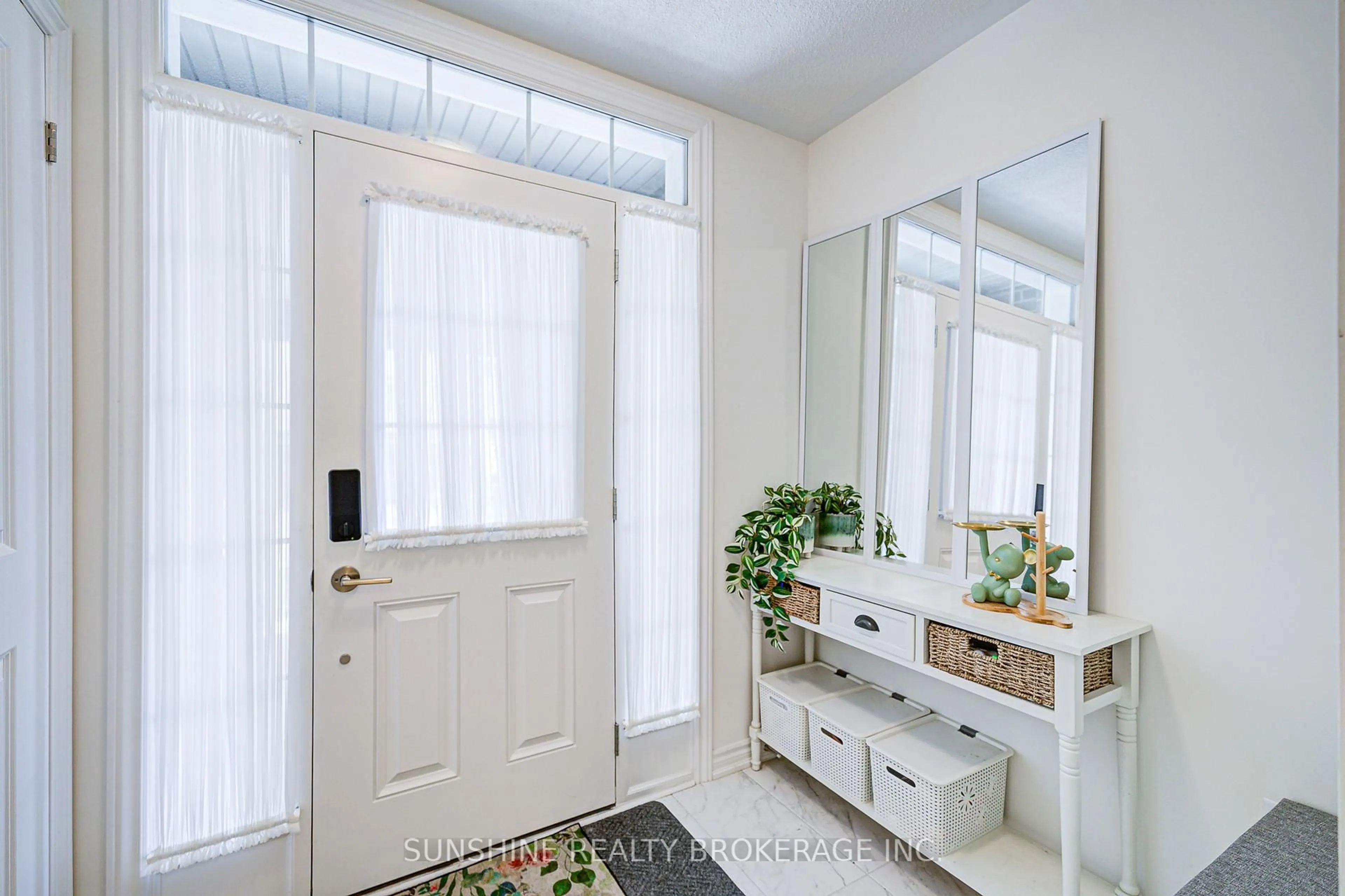 Indoor entryway for 8 Mel Irving Dr, Bradford West Gwillimbury Ontario L3Z 4P1