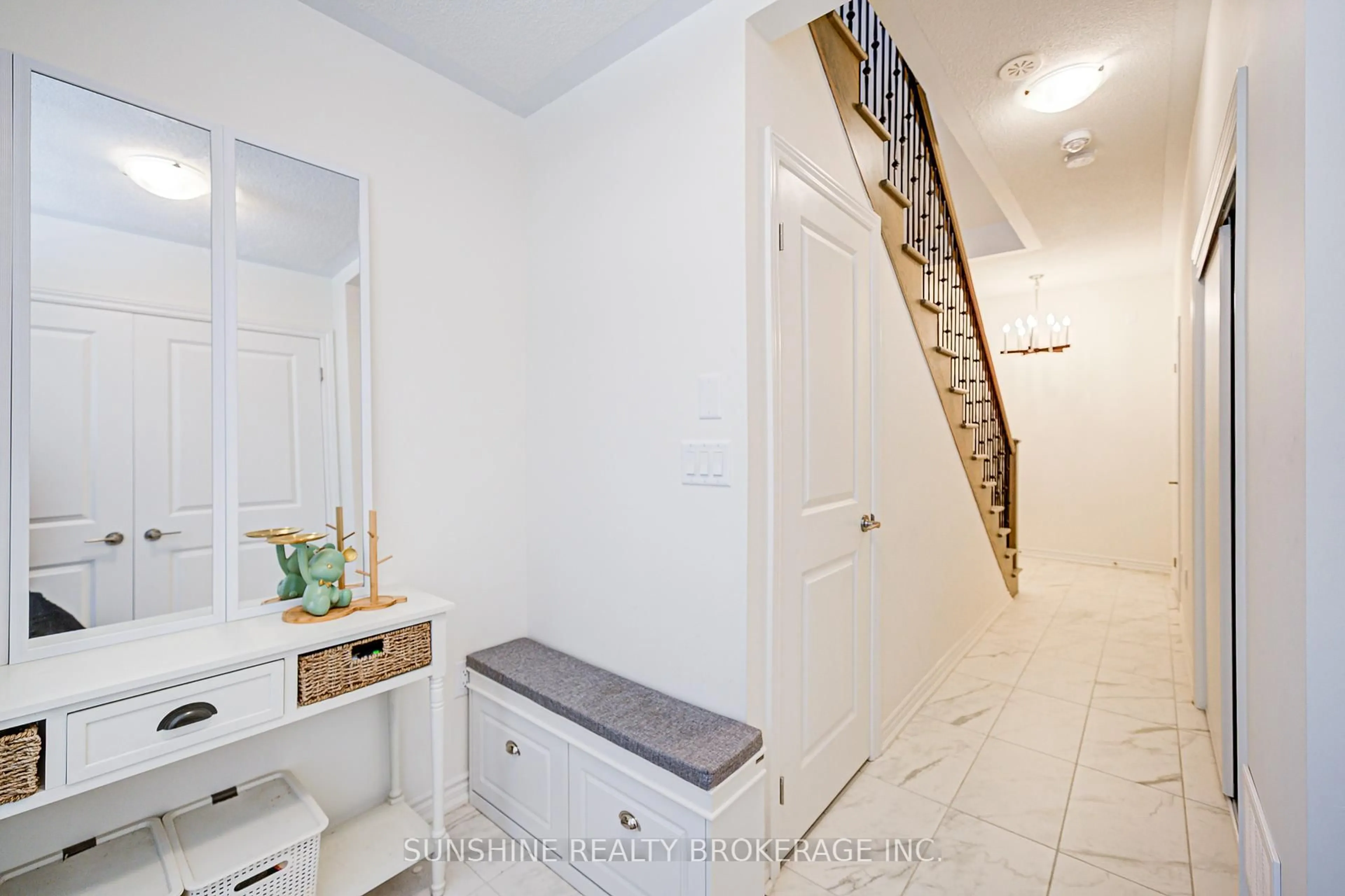 Indoor entryway for 8 Mel Irving Dr, Bradford West Gwillimbury Ontario L3Z 4P1