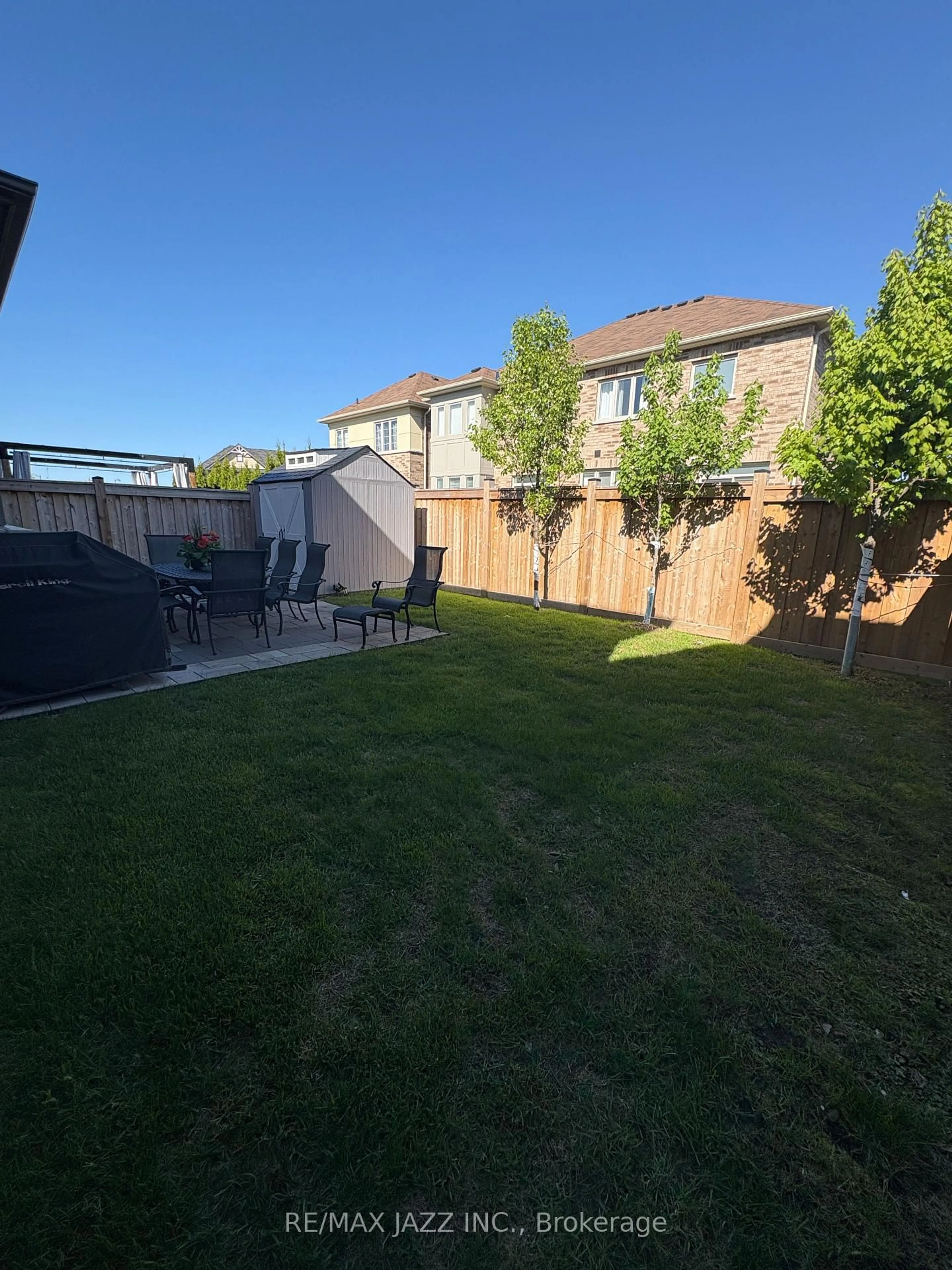 A pic from outside/outdoor area/front of a property/back of a property/a pic from drone, street for 208 Frederick Pearson St, East Gwillimbury Ontario L9N 0Y9