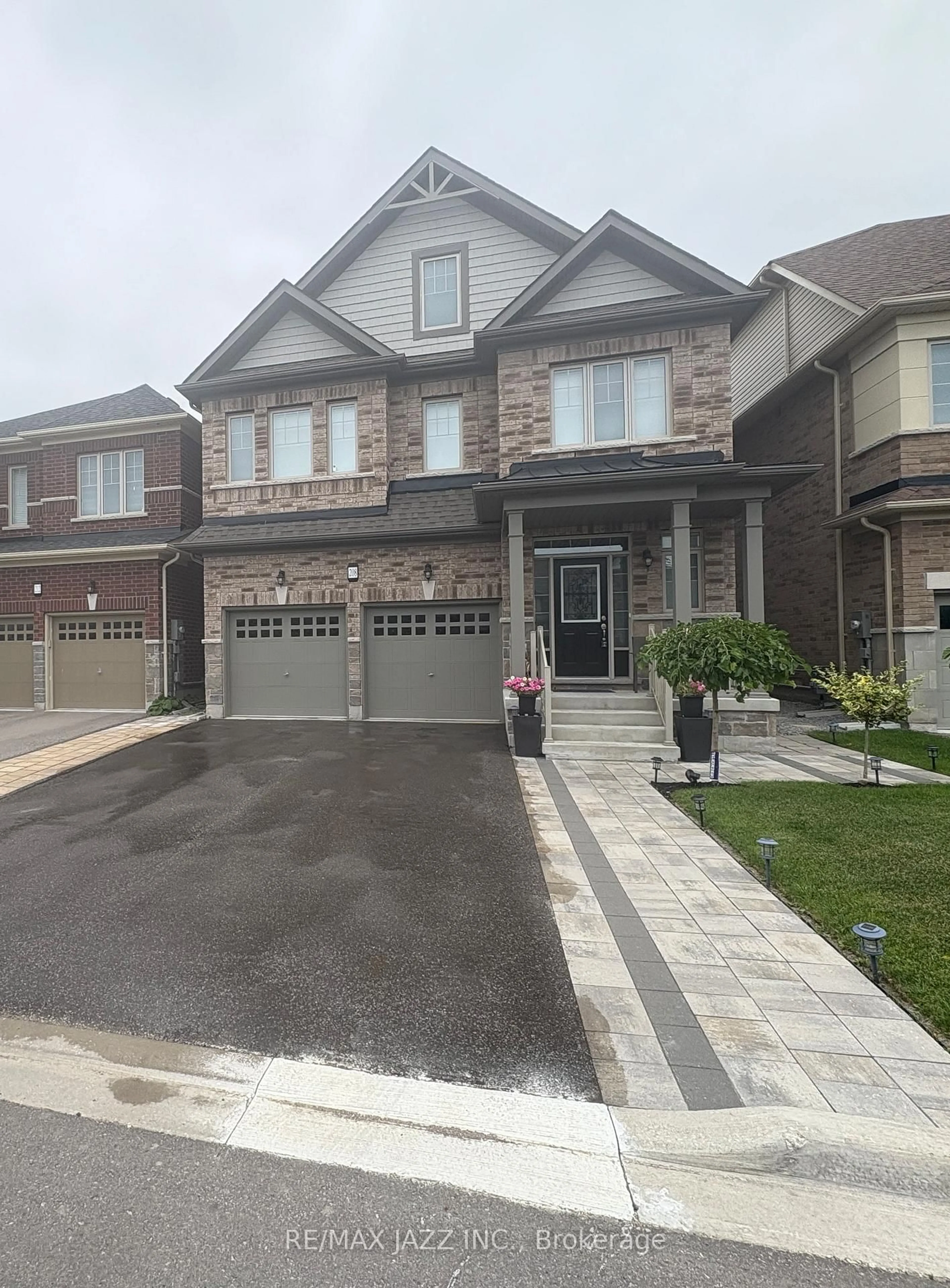 Home with brick exterior material, street for 208 Frederick Pearson St, East Gwillimbury Ontario L9N 0Y9