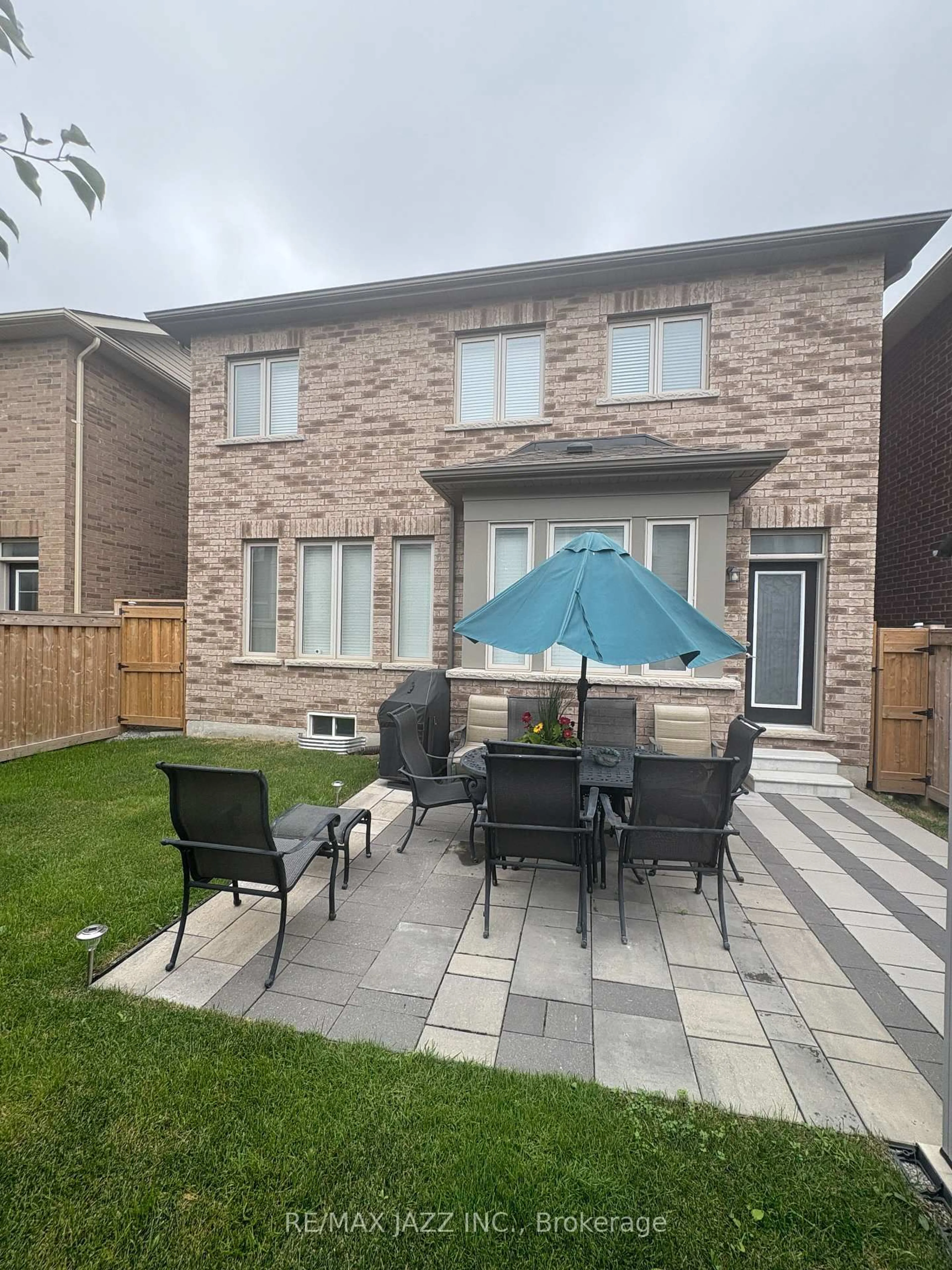 Patio, street for 208 Frederick Pearson St, East Gwillimbury Ontario L9N 0Y9