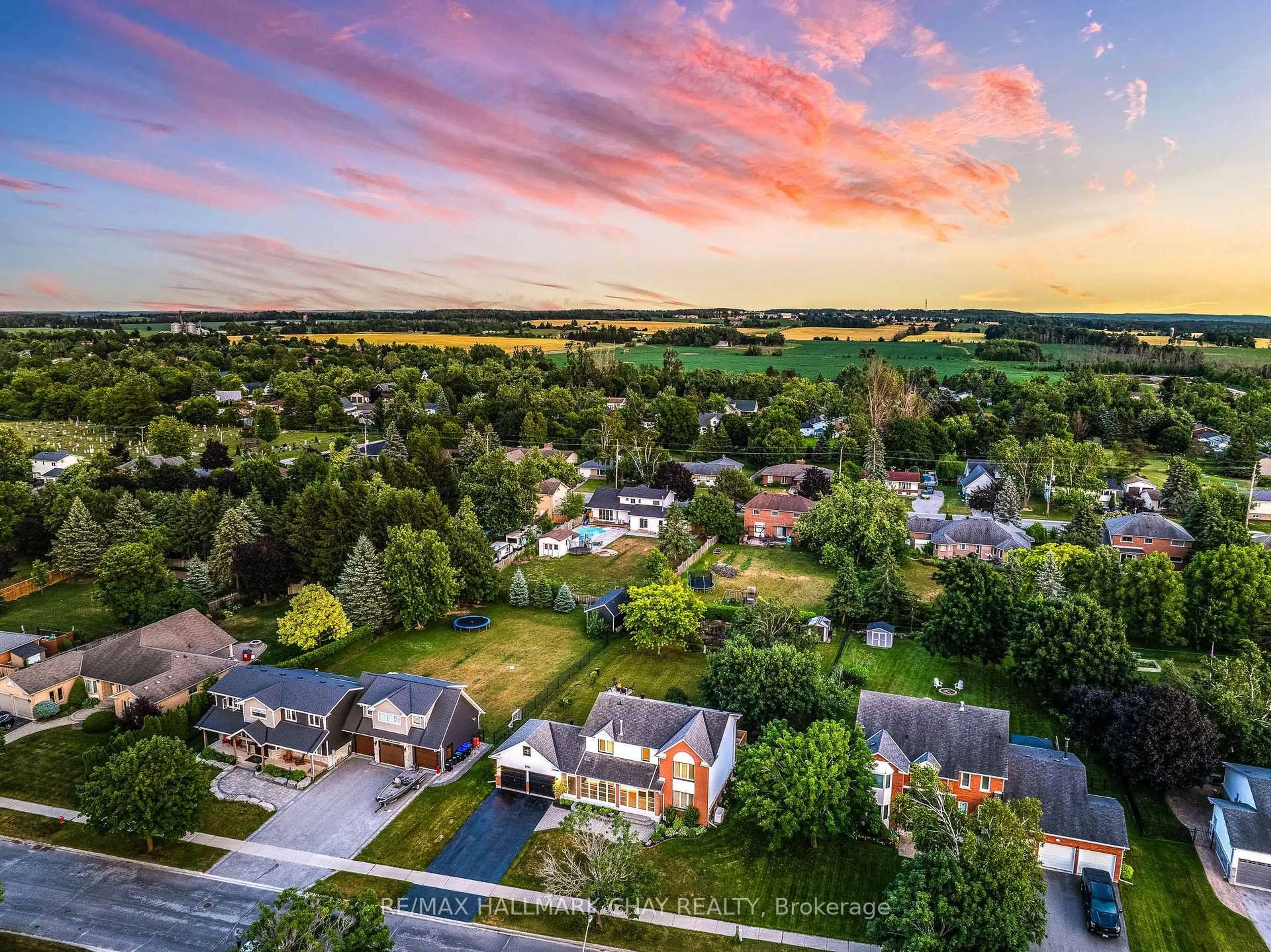A pic from outside/outdoor area/front of a property/back of a property/a pic from drone, unknown for 2731 Shering Cres, Innisfil Ontario L9S 1G9