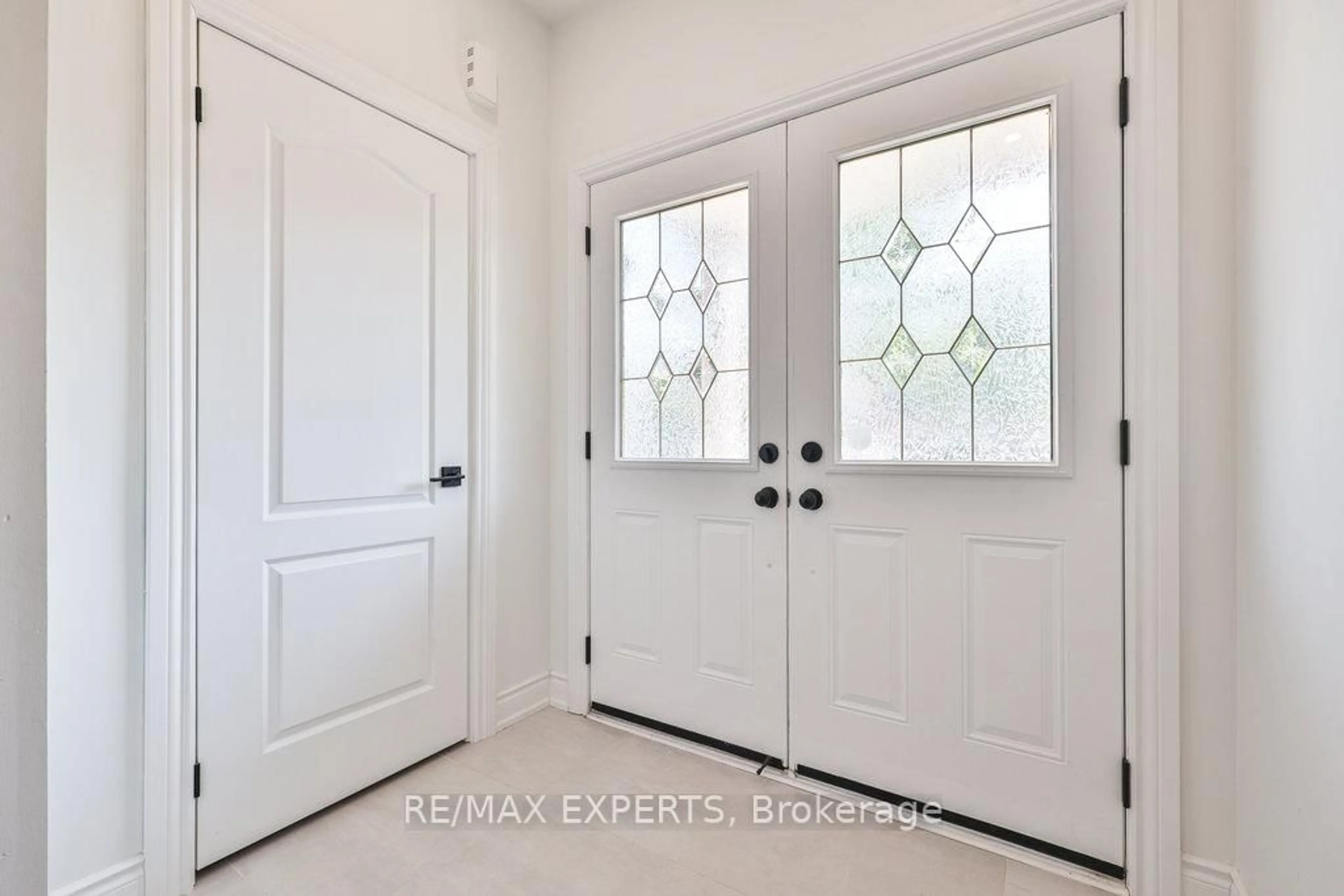 Indoor entryway for 34 Manordale Cres, Vaughan Ontario L4H 0T6