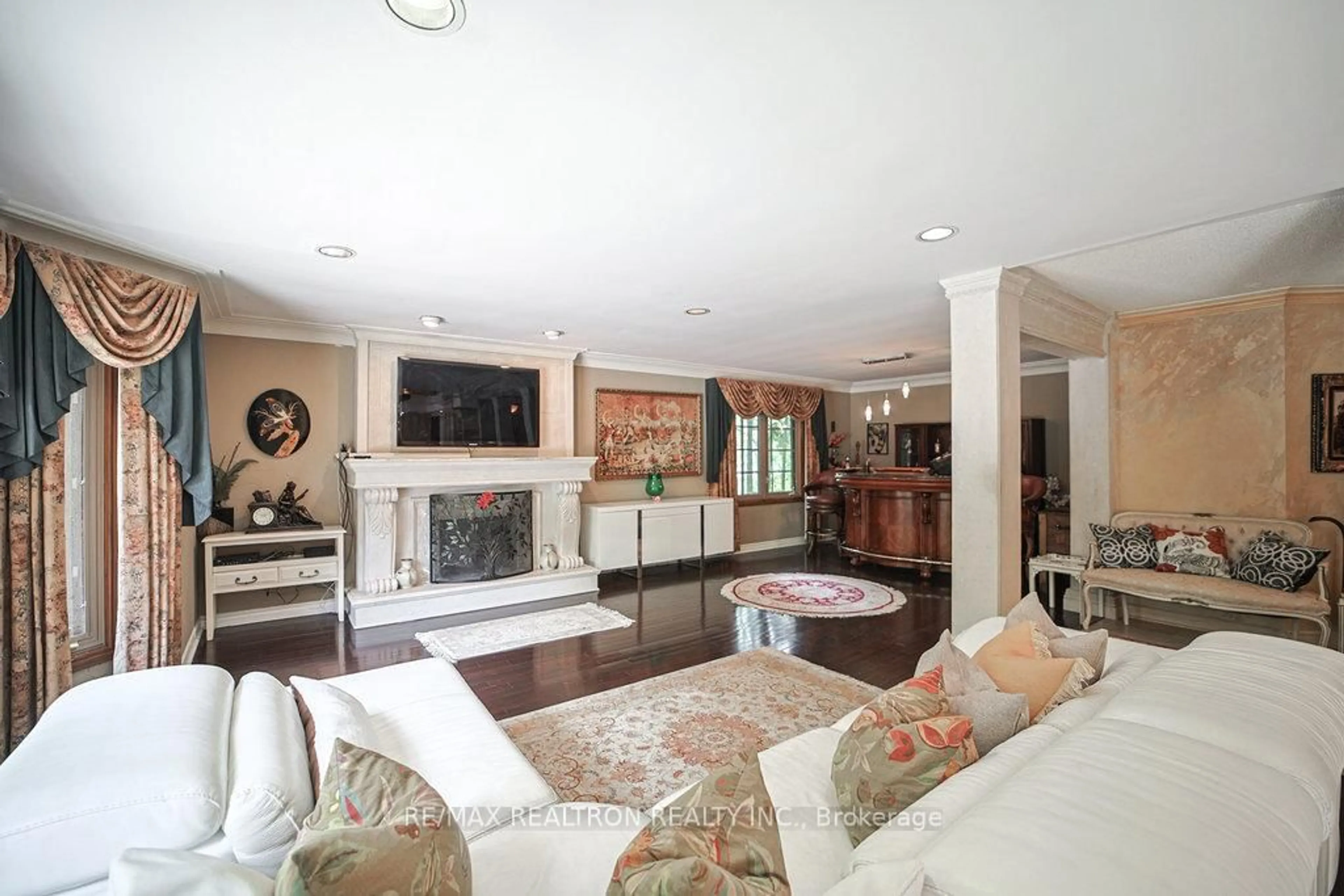 Living room with furniture, ceramic/tile floor for 188 Strathearn Ave, Richmond Hill Ontario L4B 2S6