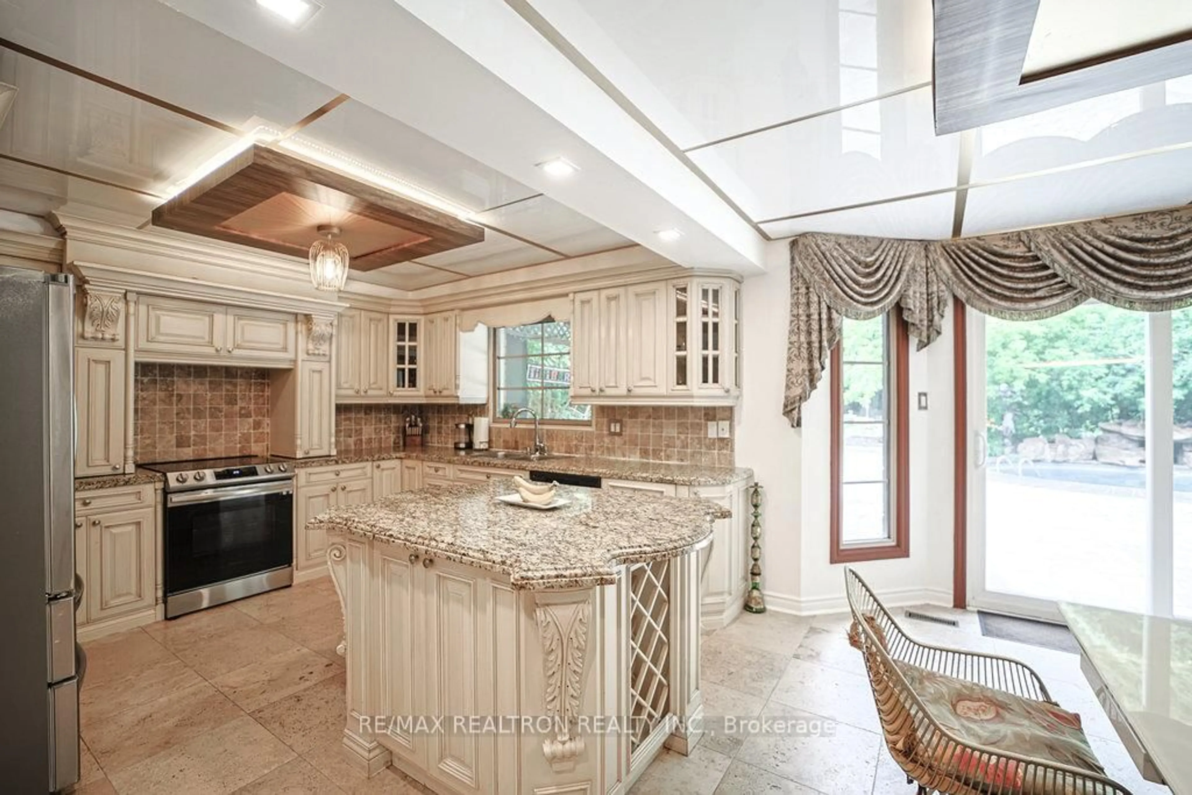Open concept kitchen, ceramic/tile floor for 188 Strathearn Ave, Richmond Hill Ontario L4B 2S6
