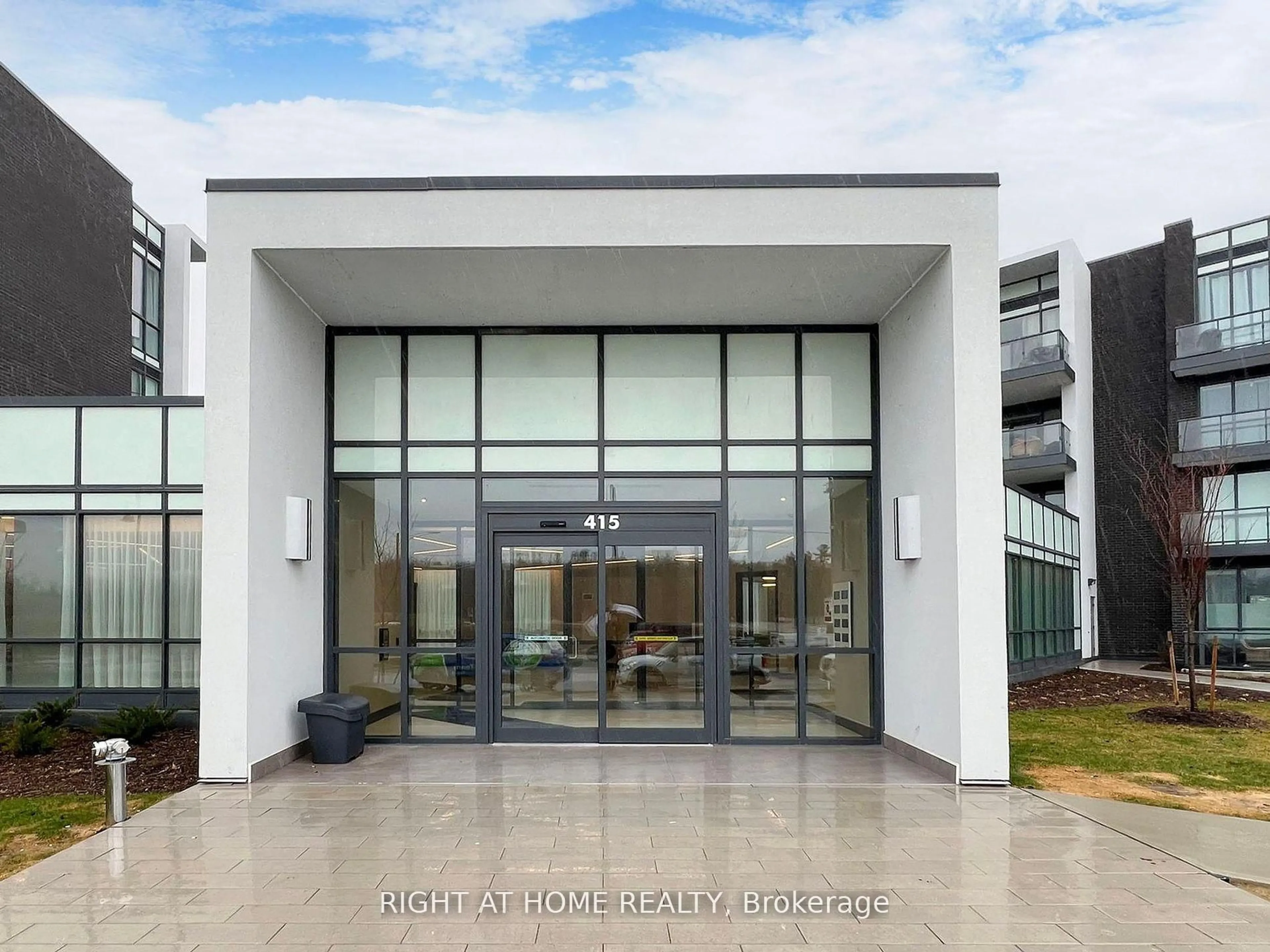 Indoor foyer for 415 Sea Ray Ave #224, Innisfil Ontario L9S 0R5