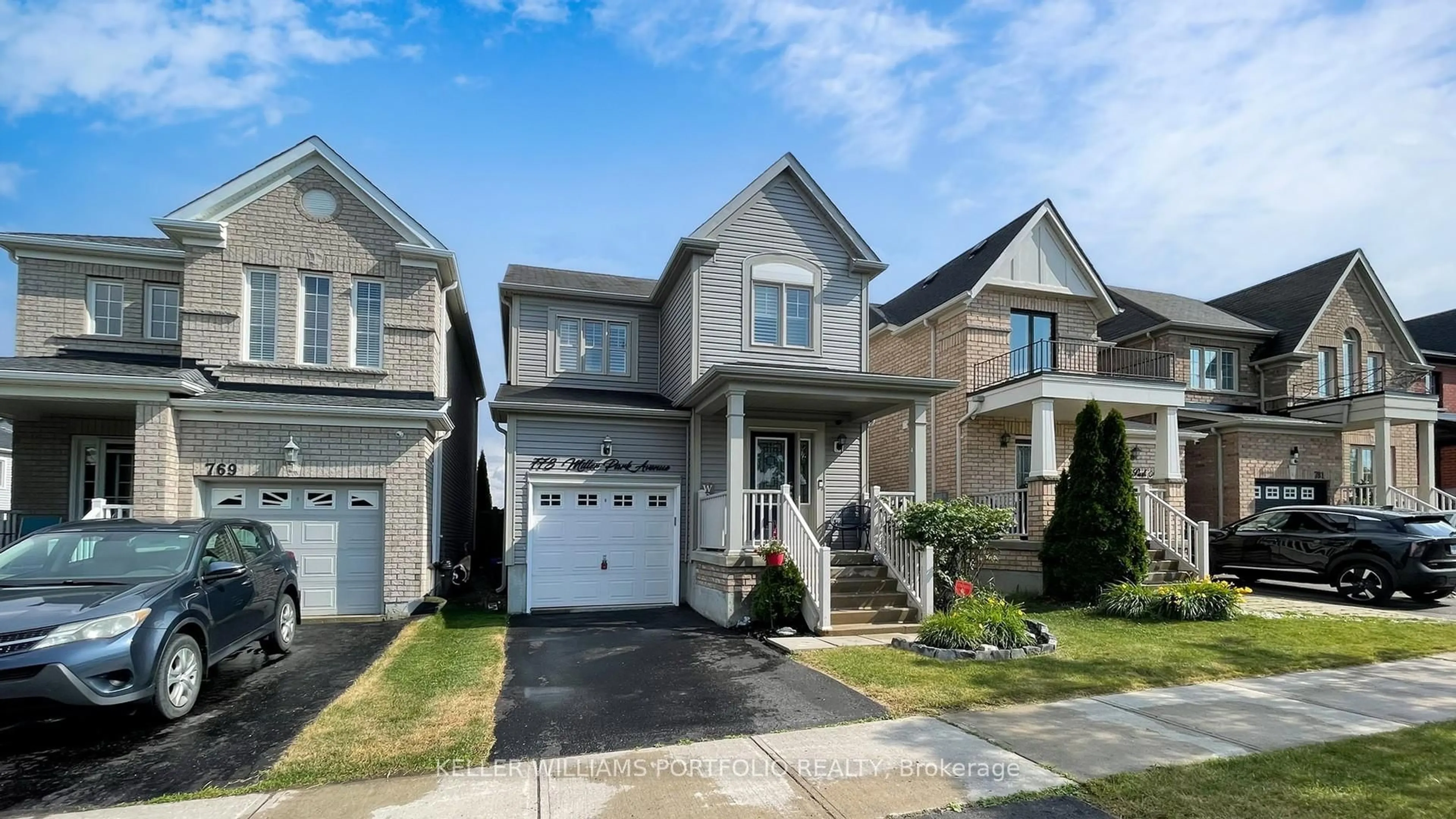 Home with vinyl exterior material, street for 773 Miller Park Ave, Bradford West Gwillimbury Ontario L3Z 0B9