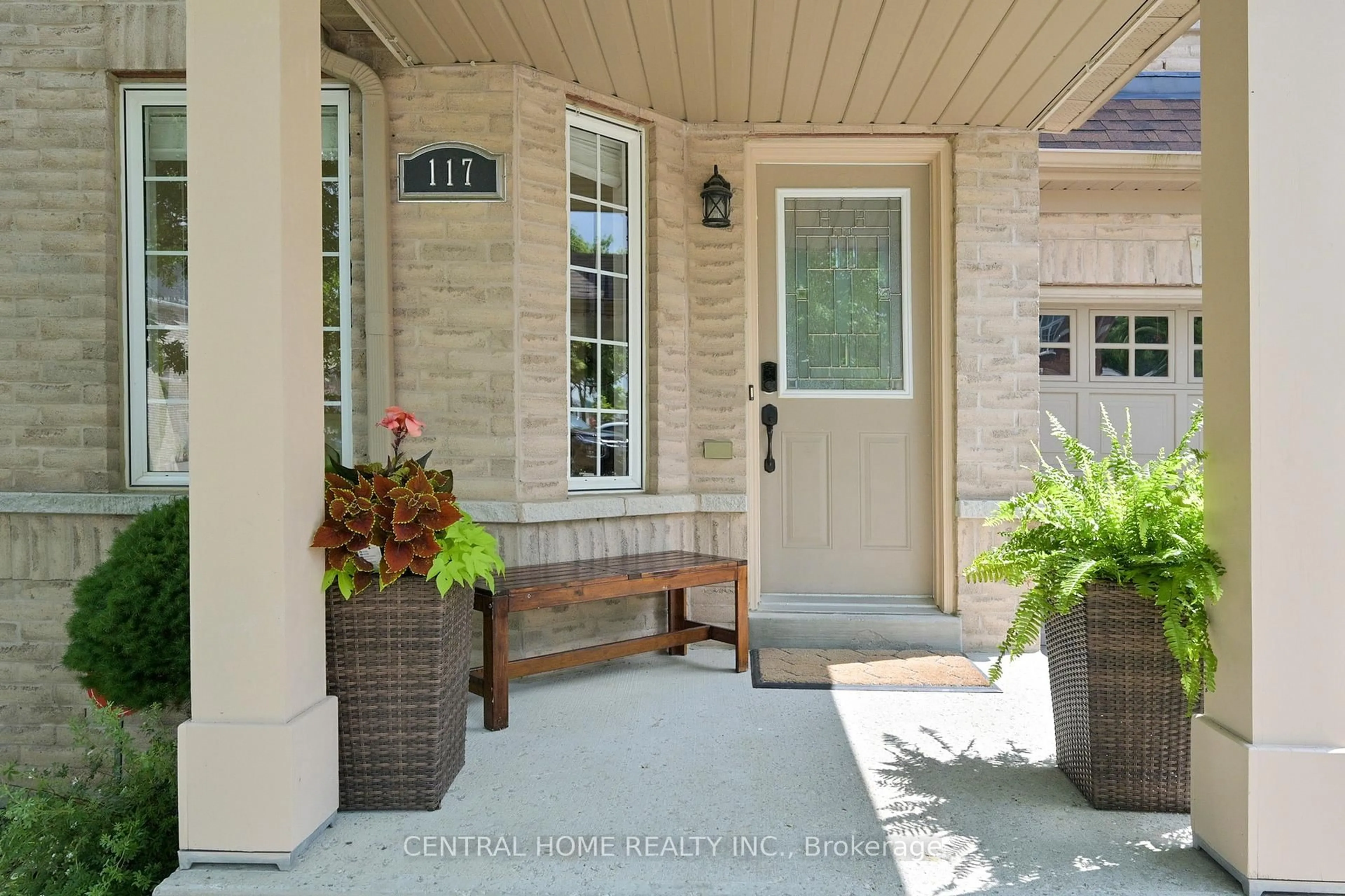 Indoor entryway for 117 Knapton Dr, Newmarket Ontario L3X 3B3