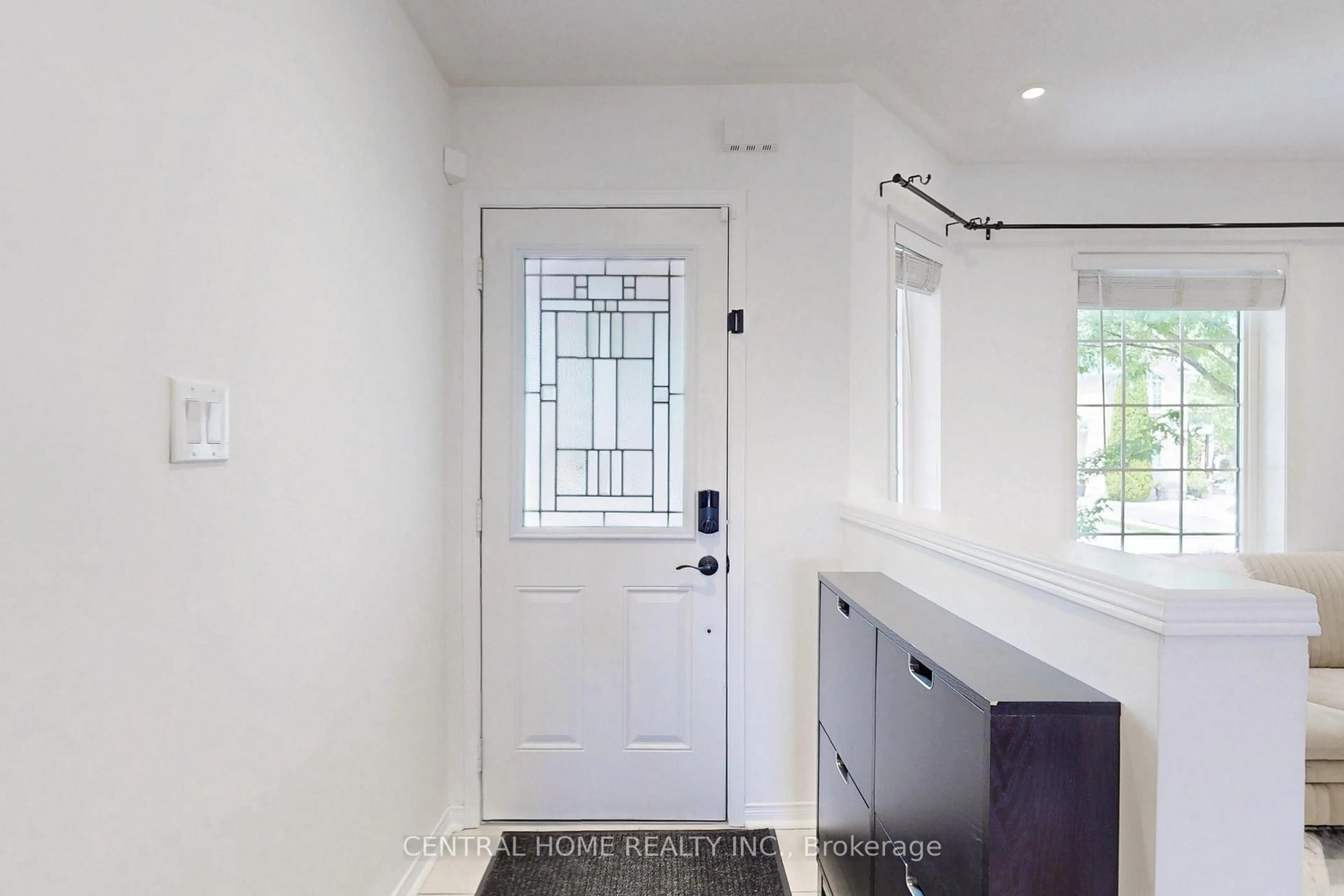 Indoor entryway for 117 Knapton Dr, Newmarket Ontario L3X 3B3