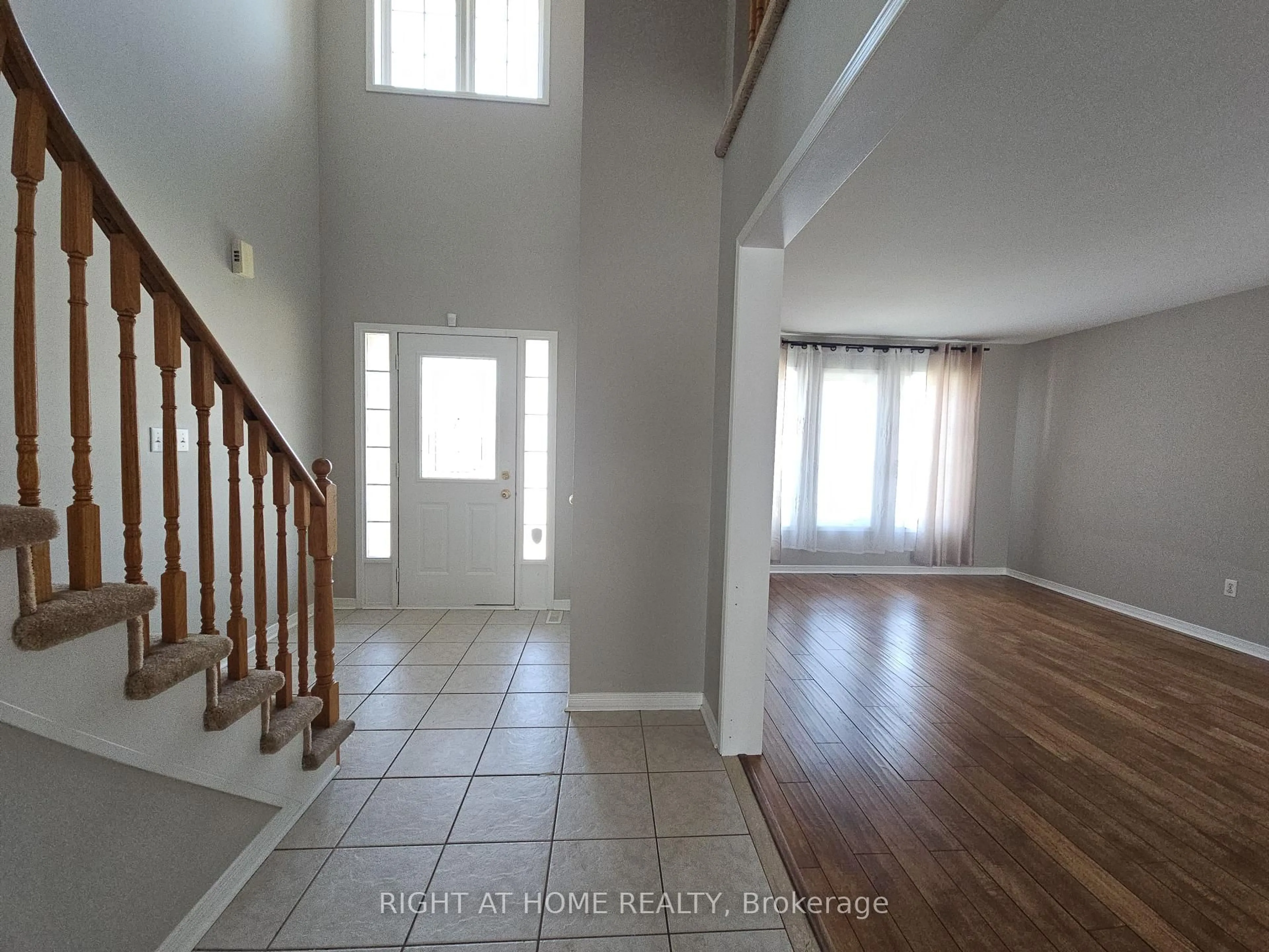 Indoor foyer for 1183 Andrade Lane, Innisfil Ontario L9X 4X7