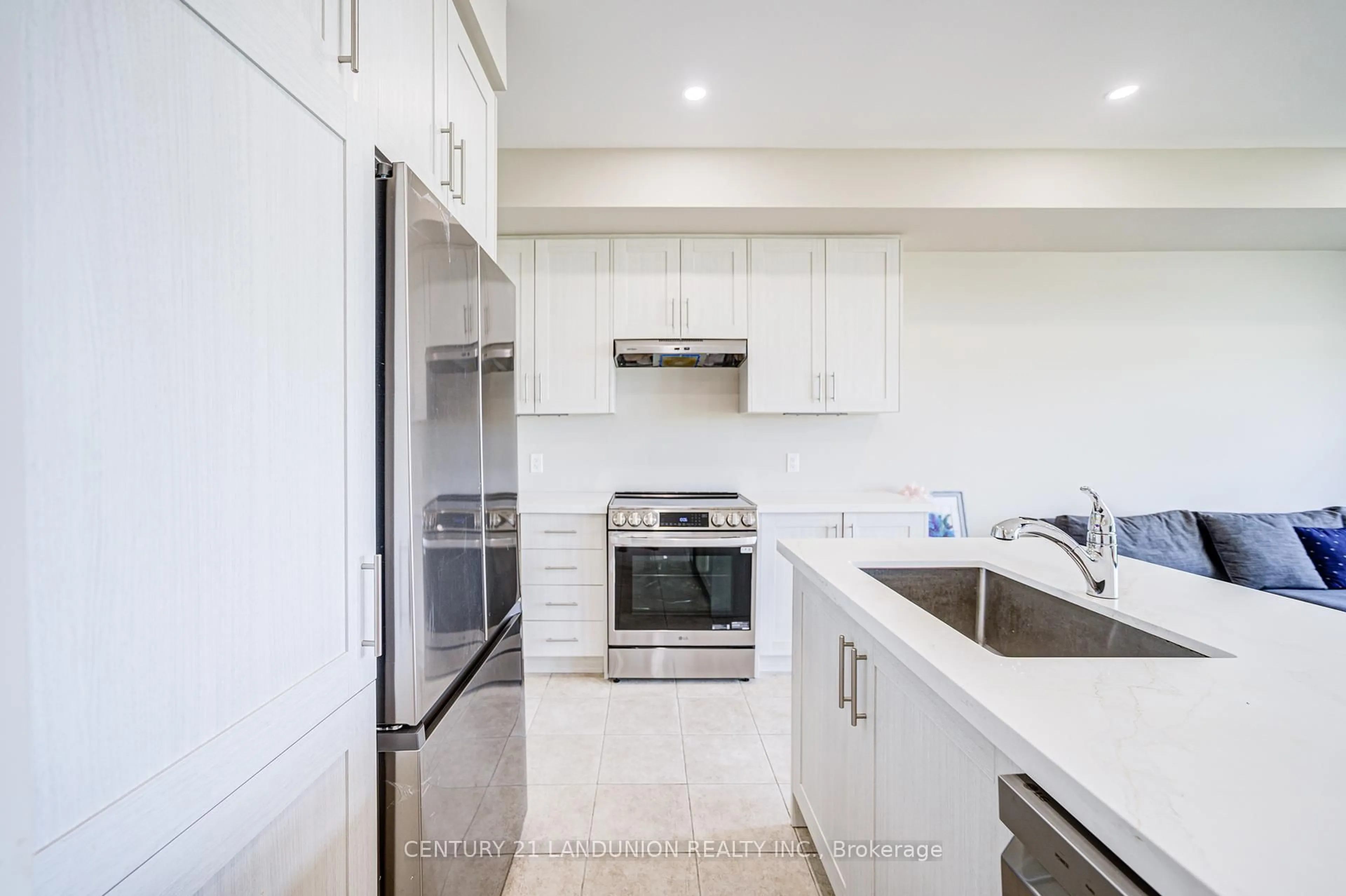 Standard kitchen, unknown for 65 Puisaya Dr, Richmond Hill Ontario L4E 1L2