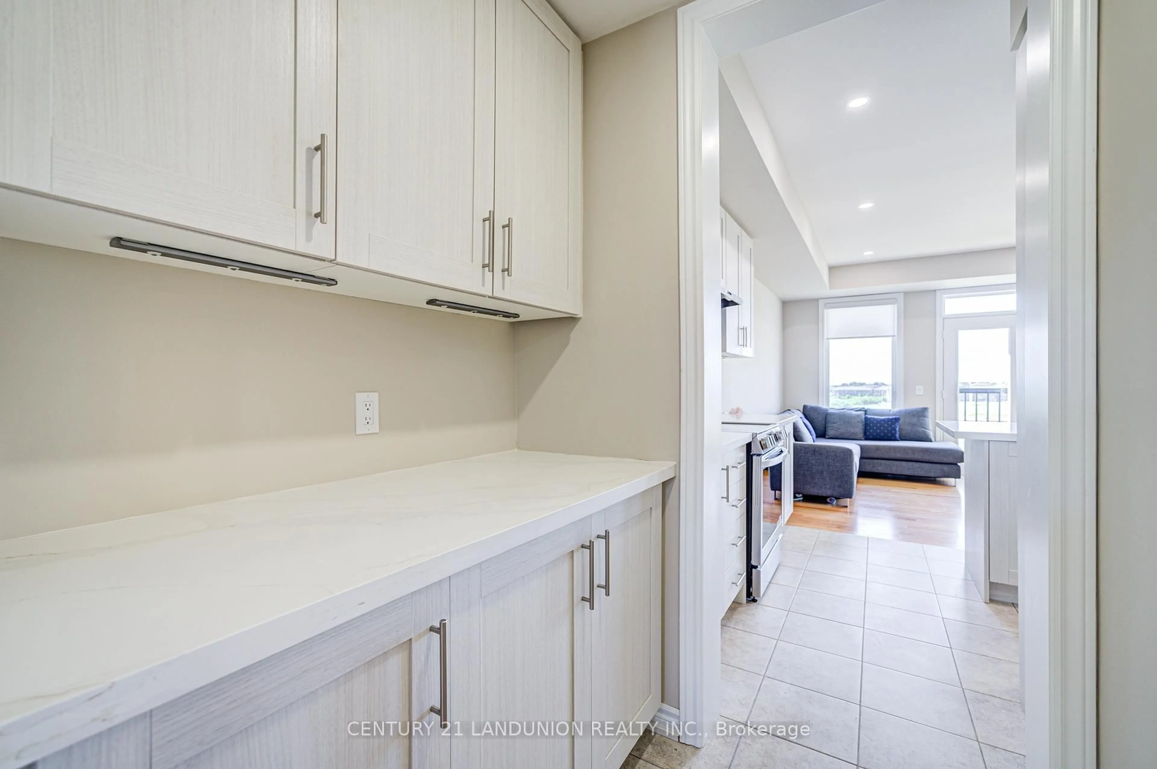 Open concept kitchen, ceramic/tile floor for 65 Puisaya Dr, Richmond Hill Ontario L4E 1L2
