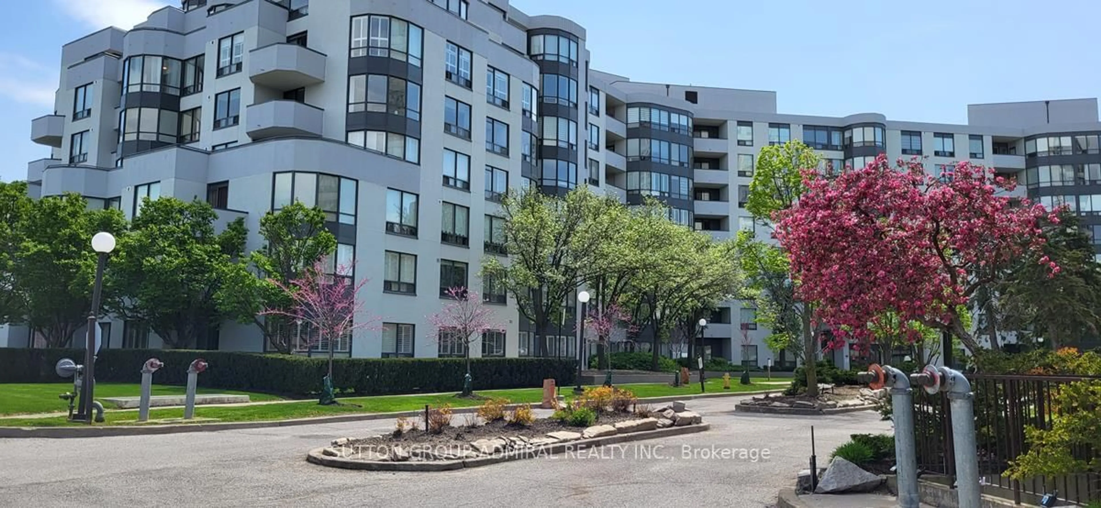 Patio, street for 333 Clark Ave #421, Vaughan Ontario L4J 7K4