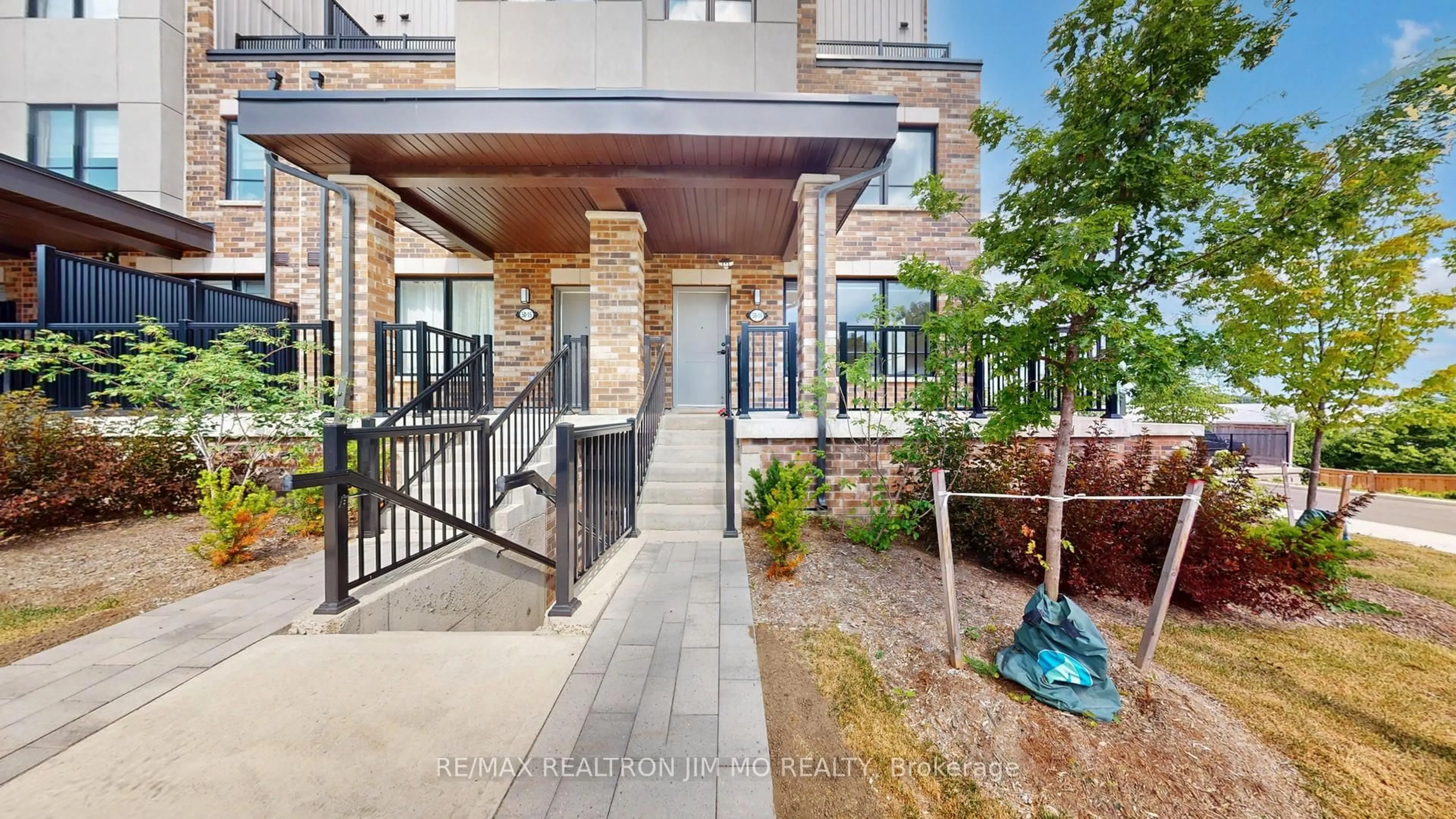 Patio, street for 50 Baynes Way #16, Bradford West Gwillimbury Ontario L3Z 4M4