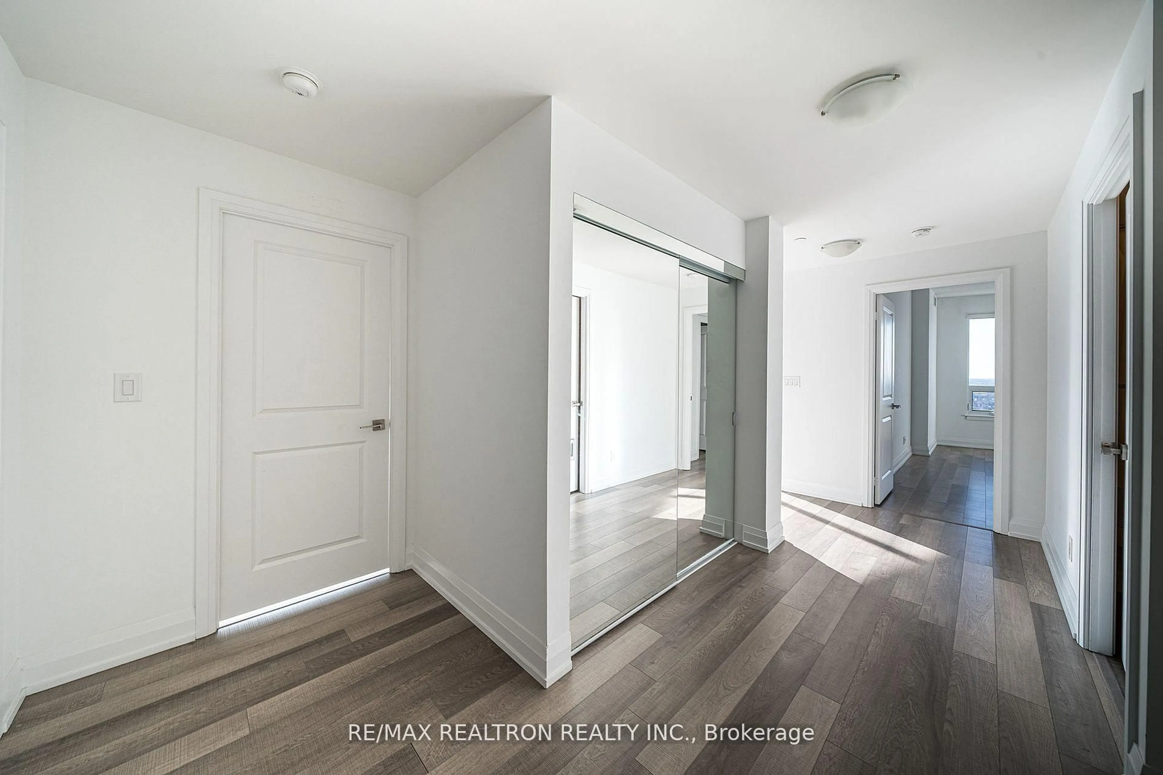 Indoor entryway for 7171 Yonge St #PH0305, Markham Ontario L3T 0C5