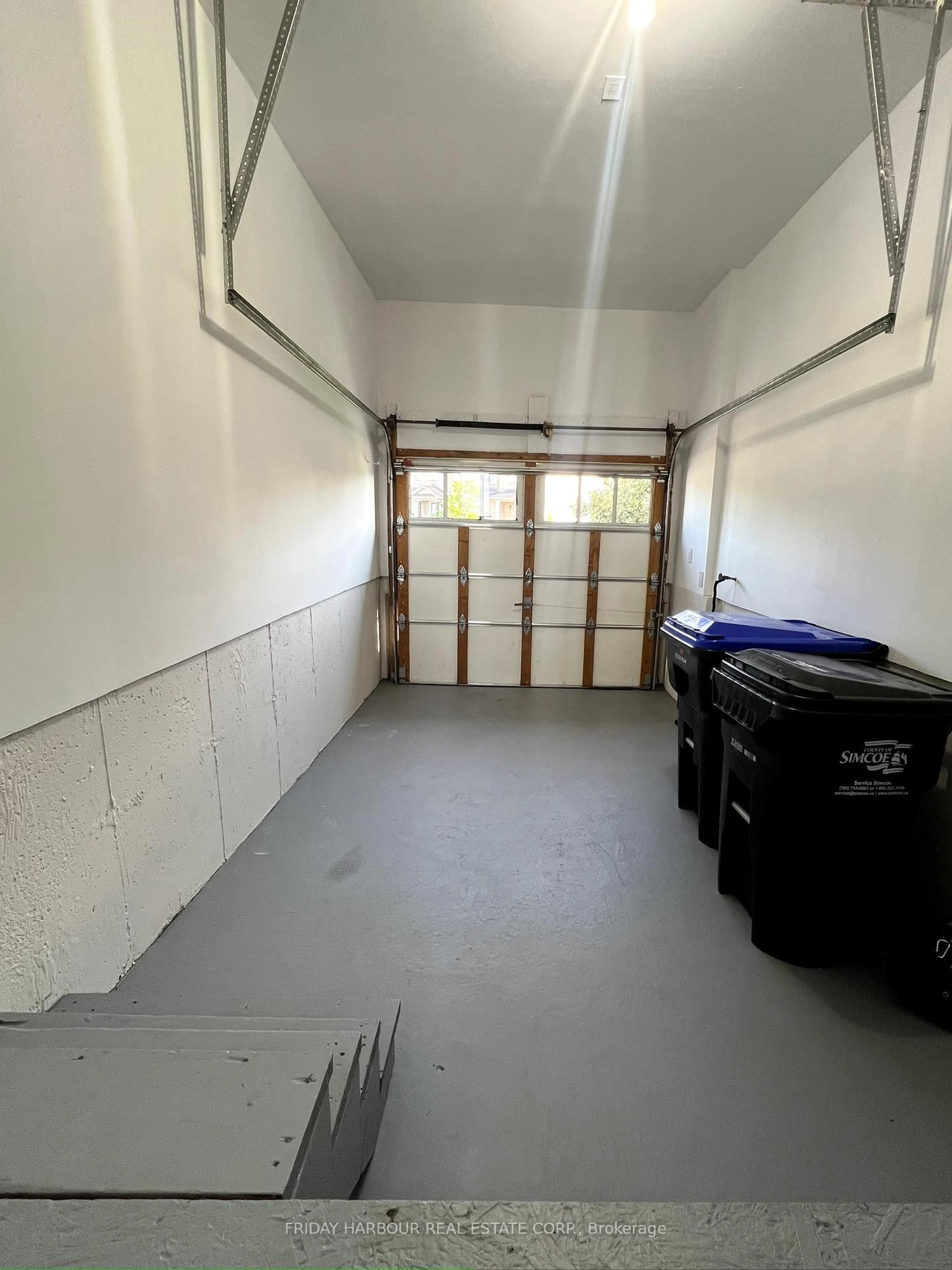 A pic of a room for 16 Admiral Cres, Essa Ontario L3W 0E5