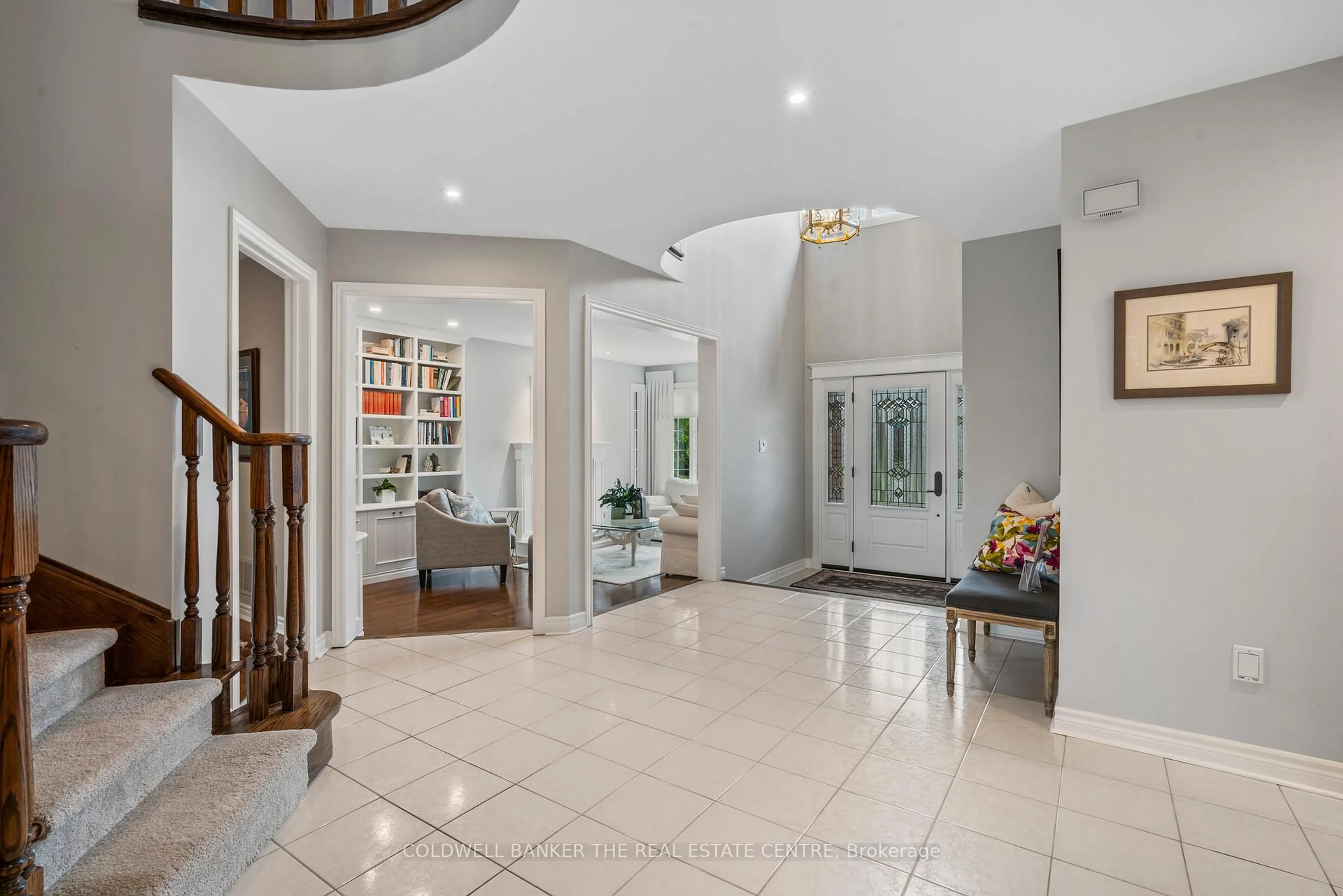 Indoor foyer for 384 Amberlee Crt, Newmarket Ontario L3X 1E8