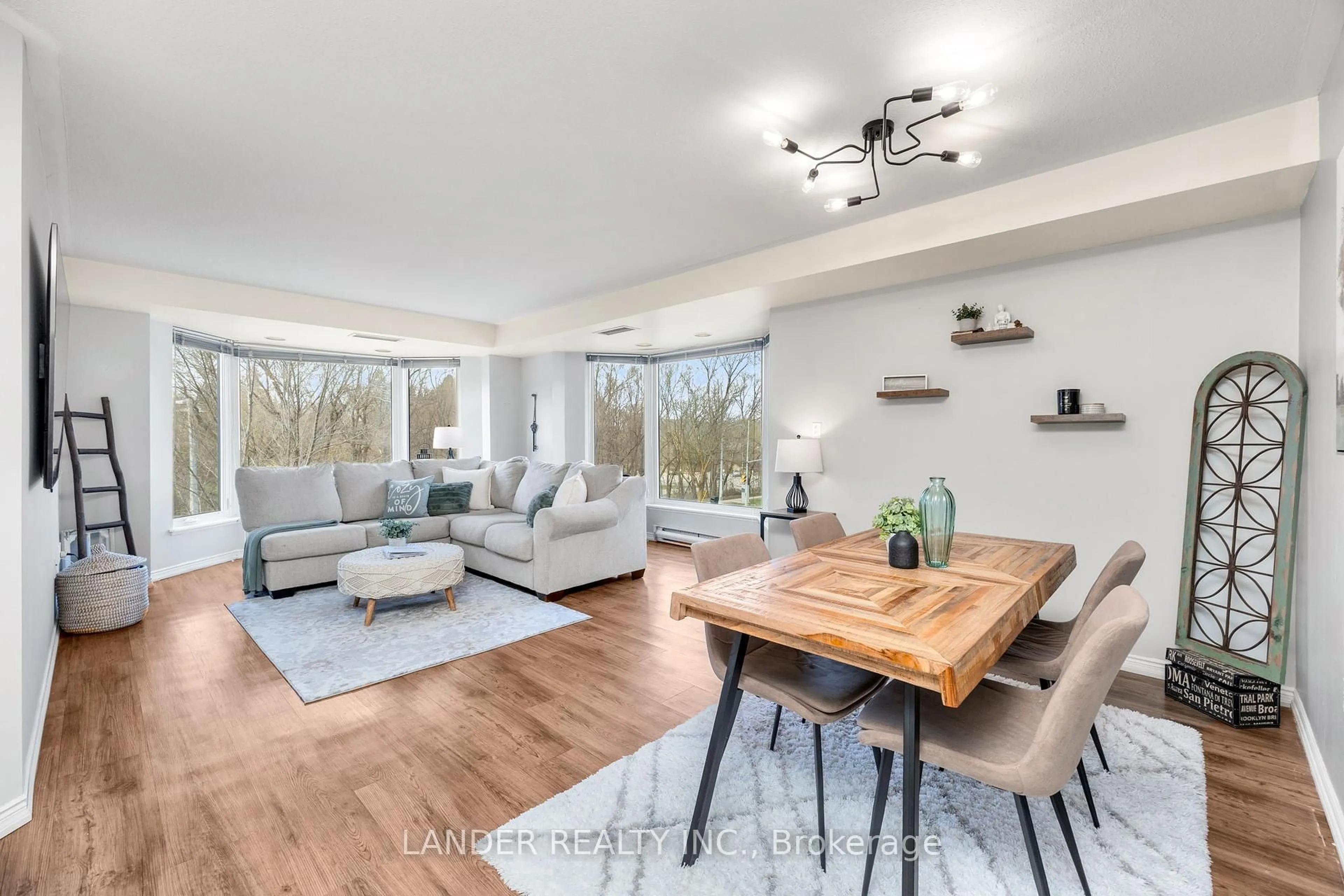 Living room with furniture, wood/laminate floor for 85 WELLINGTON St #214, Aurora Ontario L4G 2P2