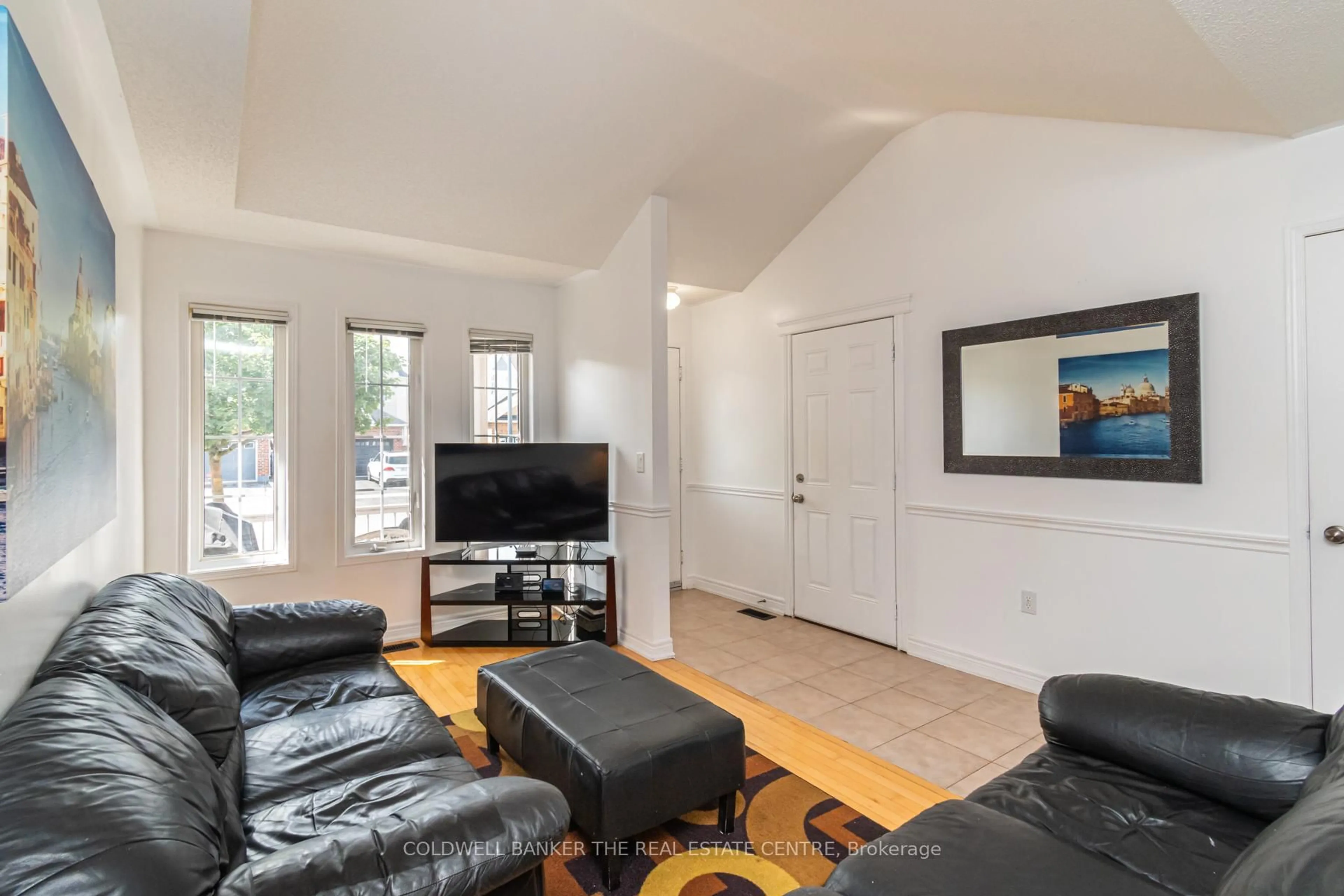 Living room with furniture, unknown for 1128 Kell St, Innisfil Ontario L9S 4W4