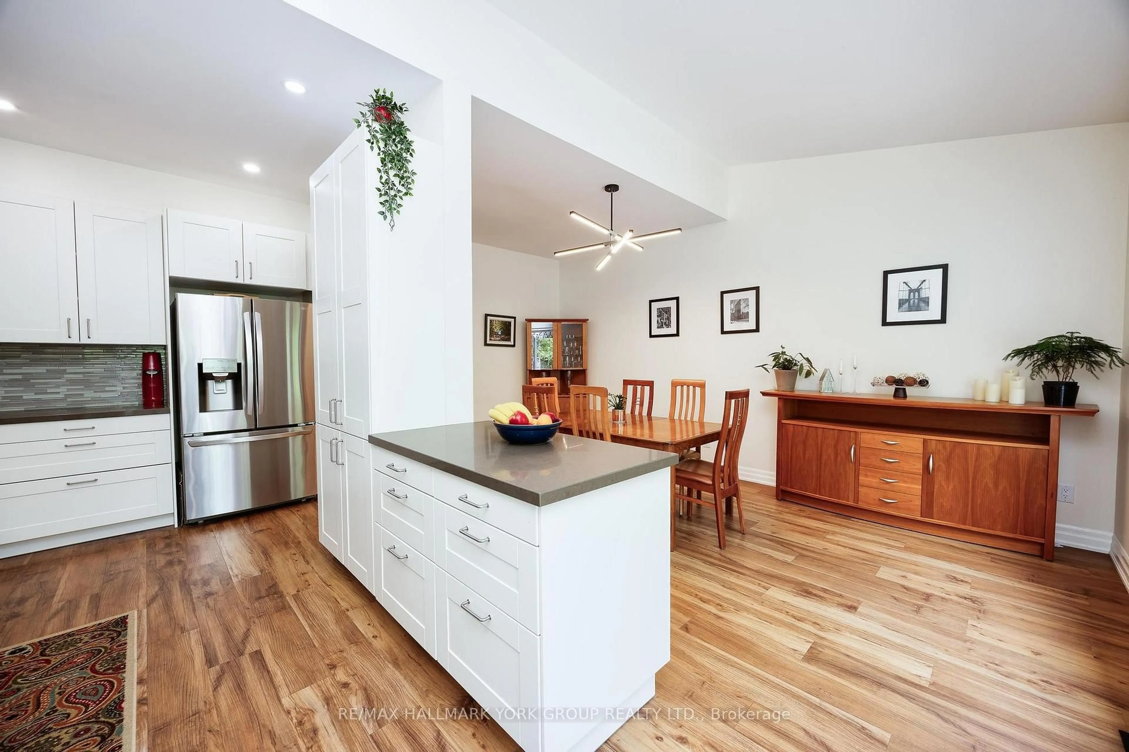 Open concept kitchen, wood/laminate floor for 36 Colonial Cres, Richmond Hill Ontario L4E 3W1