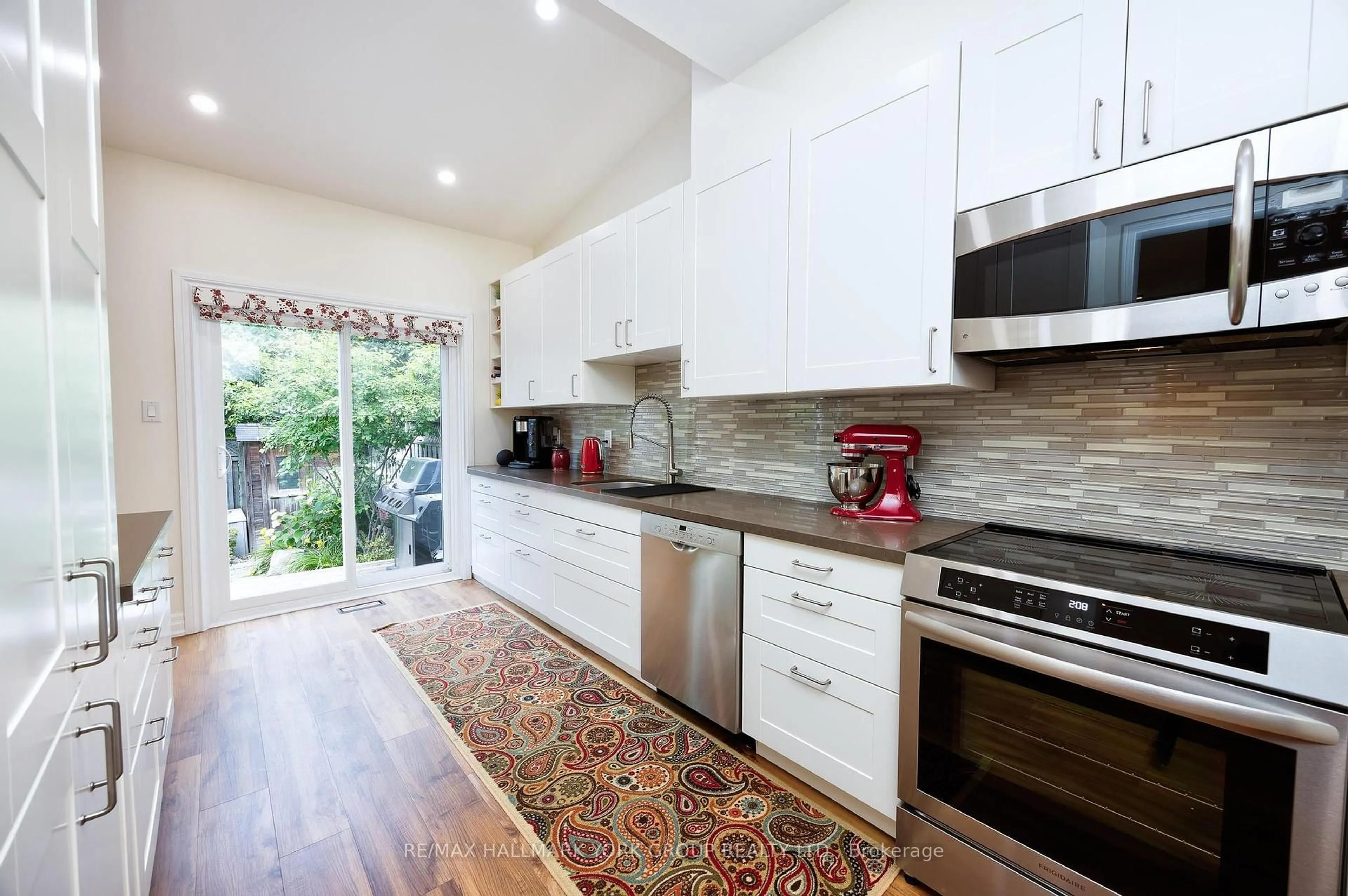 Contemporary kitchen, ceramic/tile floor for 36 Colonial Cres, Richmond Hill Ontario L4E 3W1