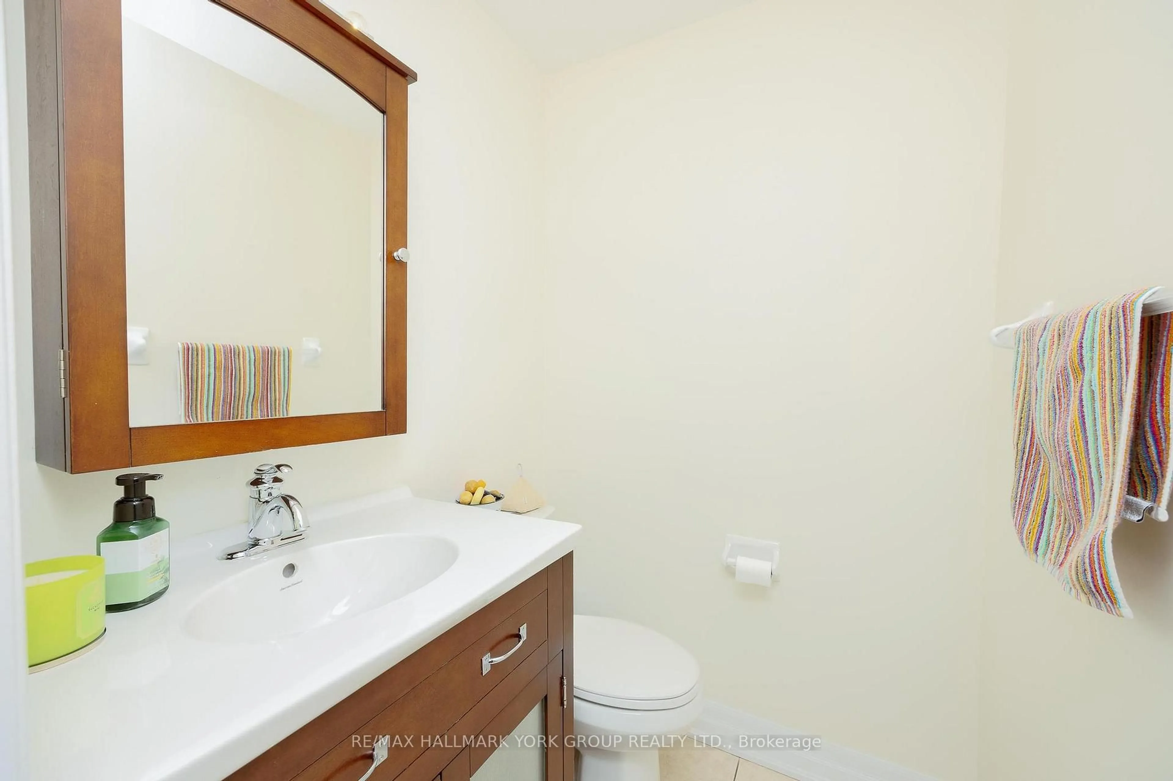 Standard bathroom, unknown for 36 Colonial Cres, Richmond Hill Ontario L4E 3W1