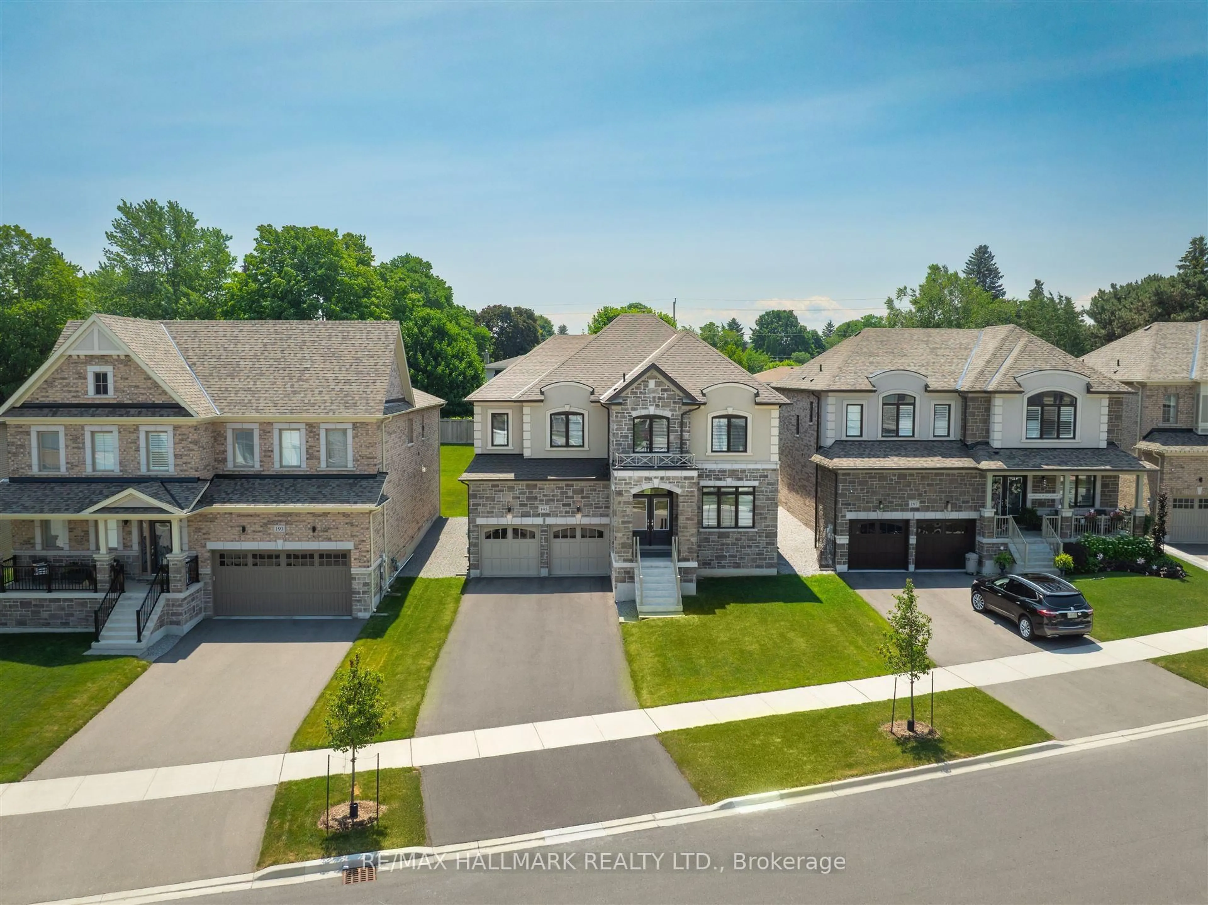 A pic from outside/outdoor area/front of a property/back of a property/a pic from drone, street for 195 Danny Wheeler Blvd, Georgina Ontario L4P 0J7