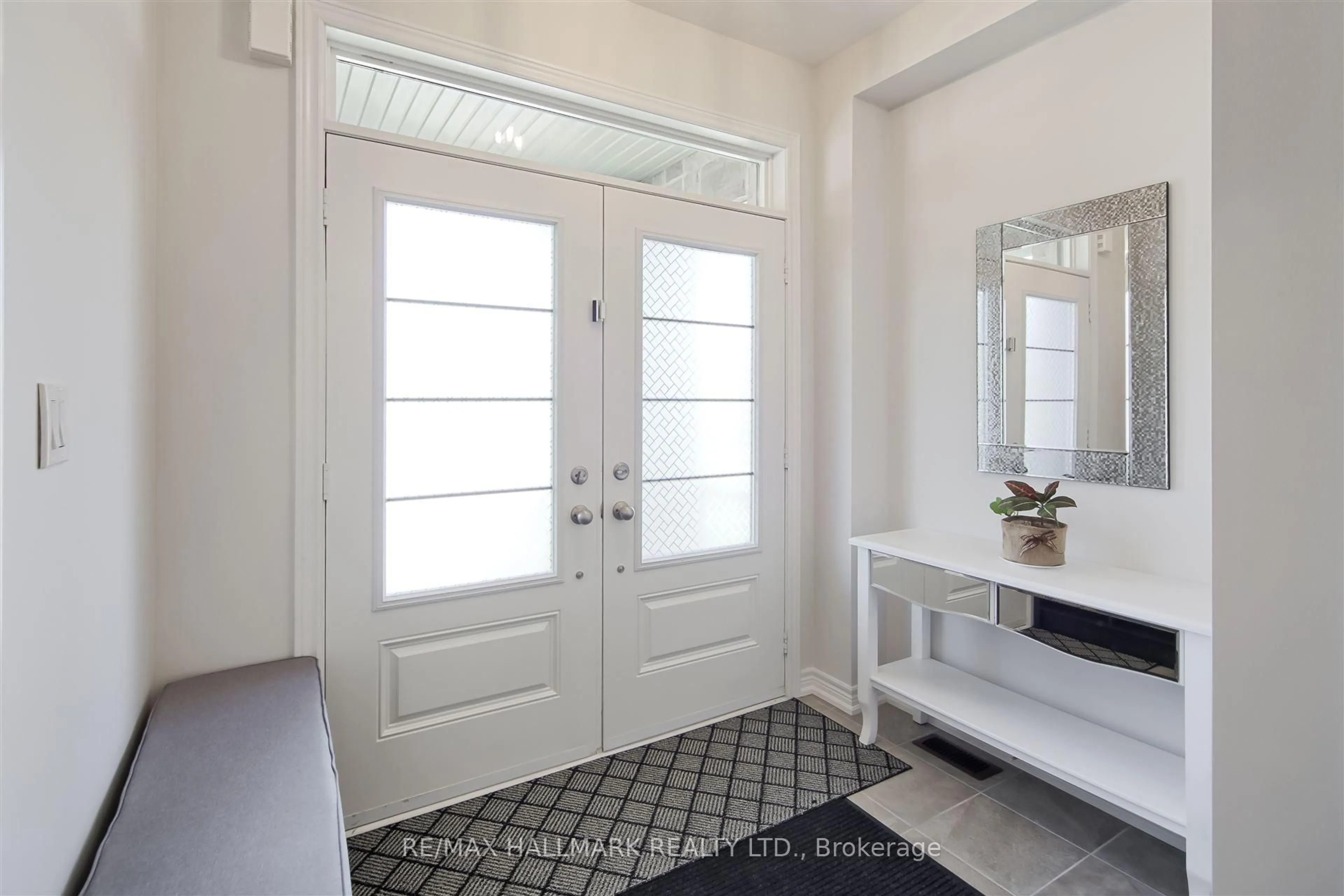 Indoor entryway for 195 Danny Wheeler Blvd, Georgina Ontario L4P 0J7