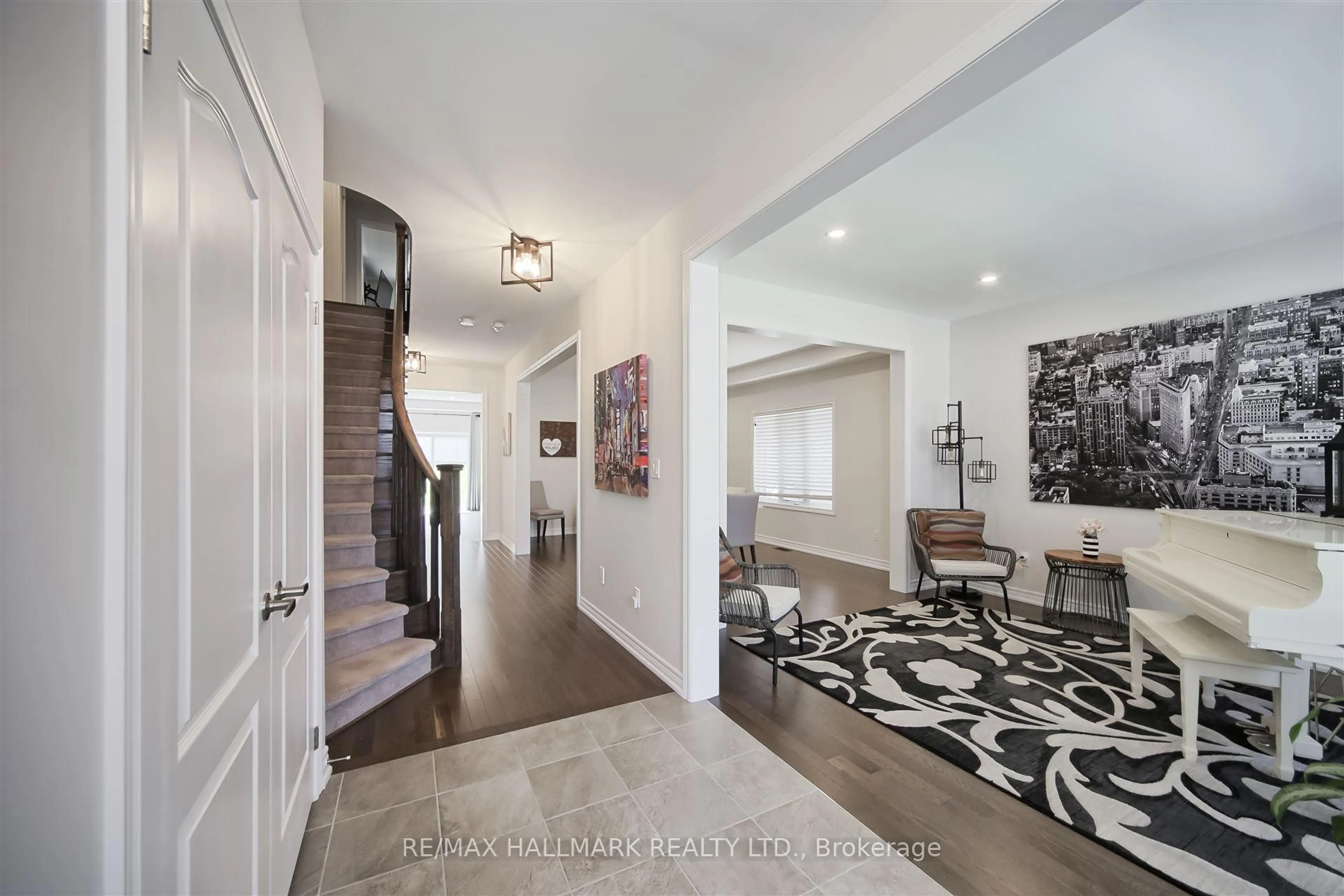 Indoor entryway for 195 Danny Wheeler Blvd, Georgina Ontario L4P 0J7