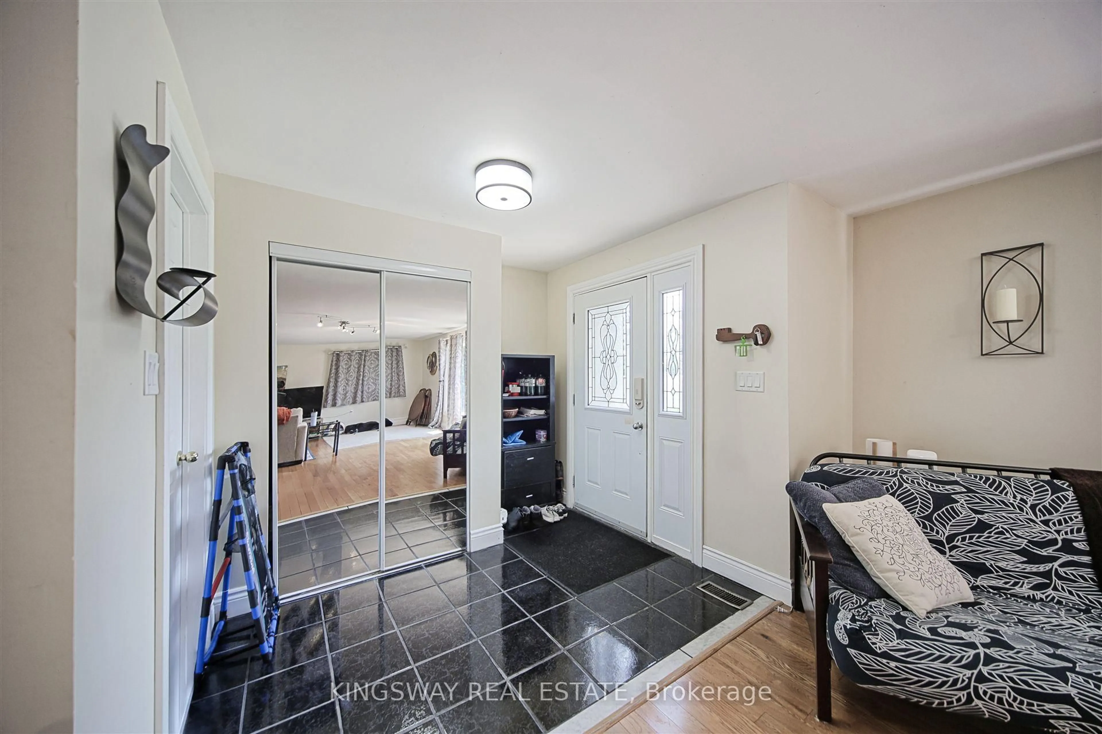 Indoor entryway for 3934 Lakeview Rd, Innisfil Ontario L9S 2V5