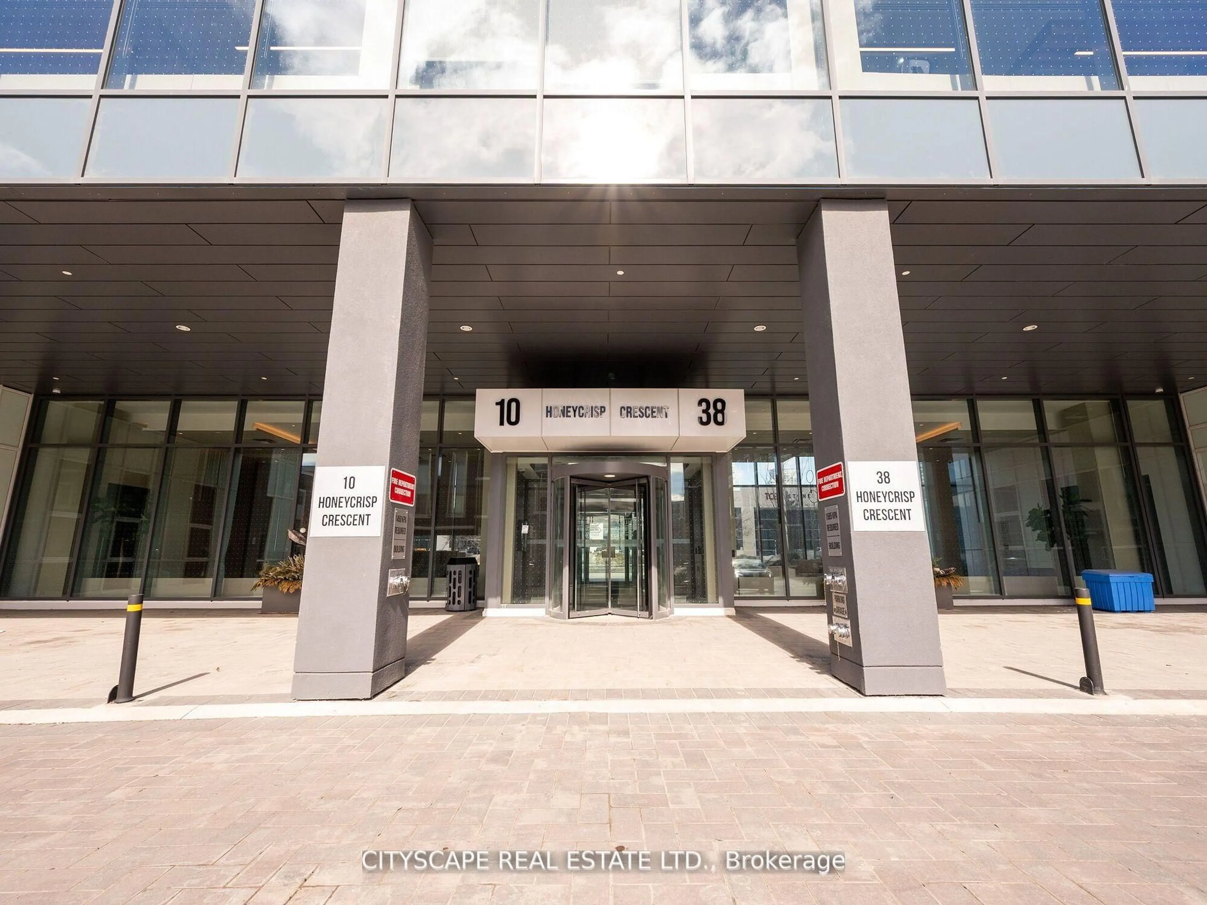 Indoor foyer for 10 Honeycrisp Cres #1516, Vaughan Ontario L4K 0M7