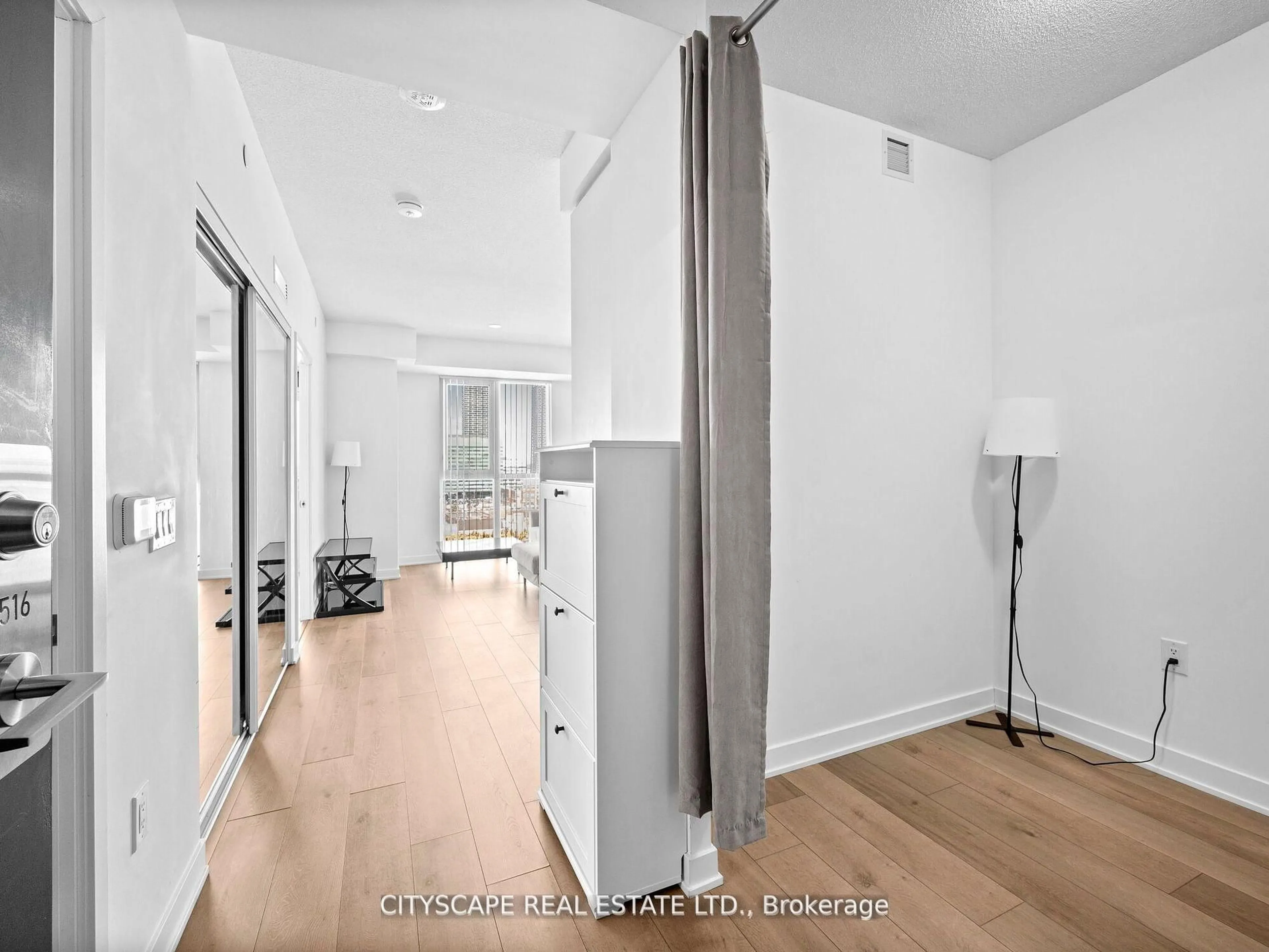 Indoor entryway for 10 Honeycrisp Cres #1516, Vaughan Ontario L4K 0M7
