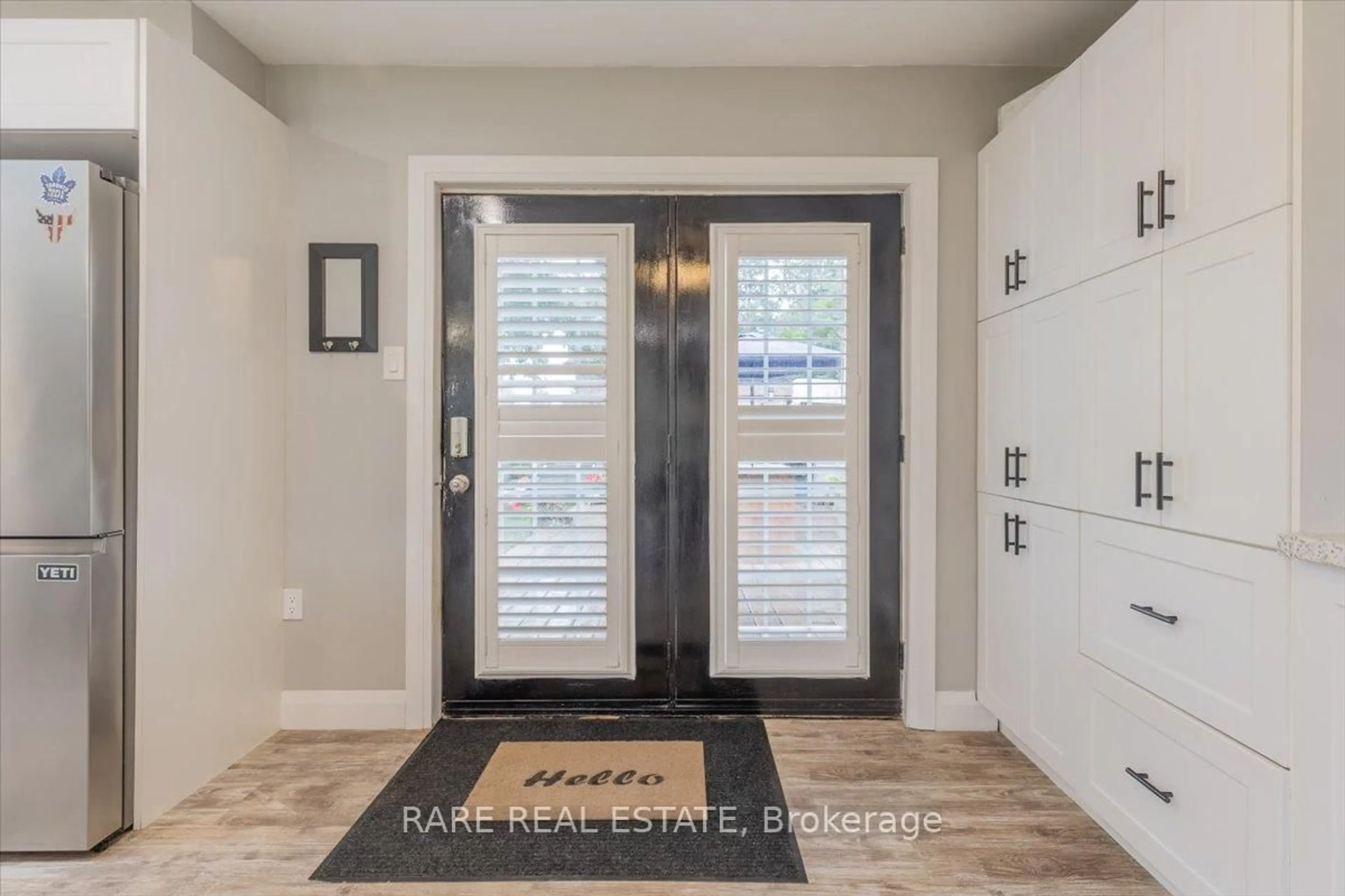 Indoor entryway for 1678 South Porcupine Ave, Innisfil Ontario L9S 1S6
