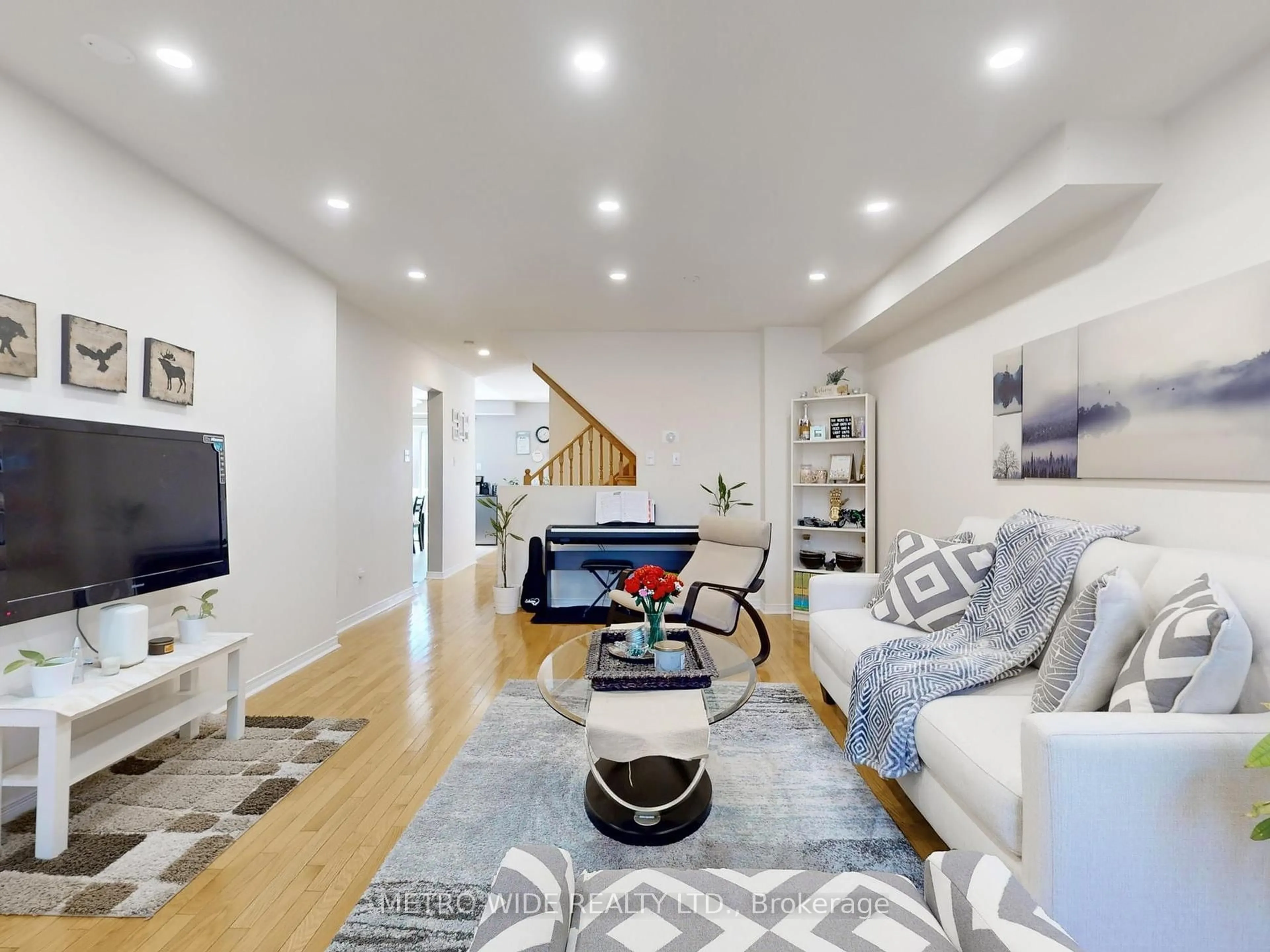 Living room with furniture, unknown for 41 Glasgow Cres, Georgina Ontario L4P 4B3
